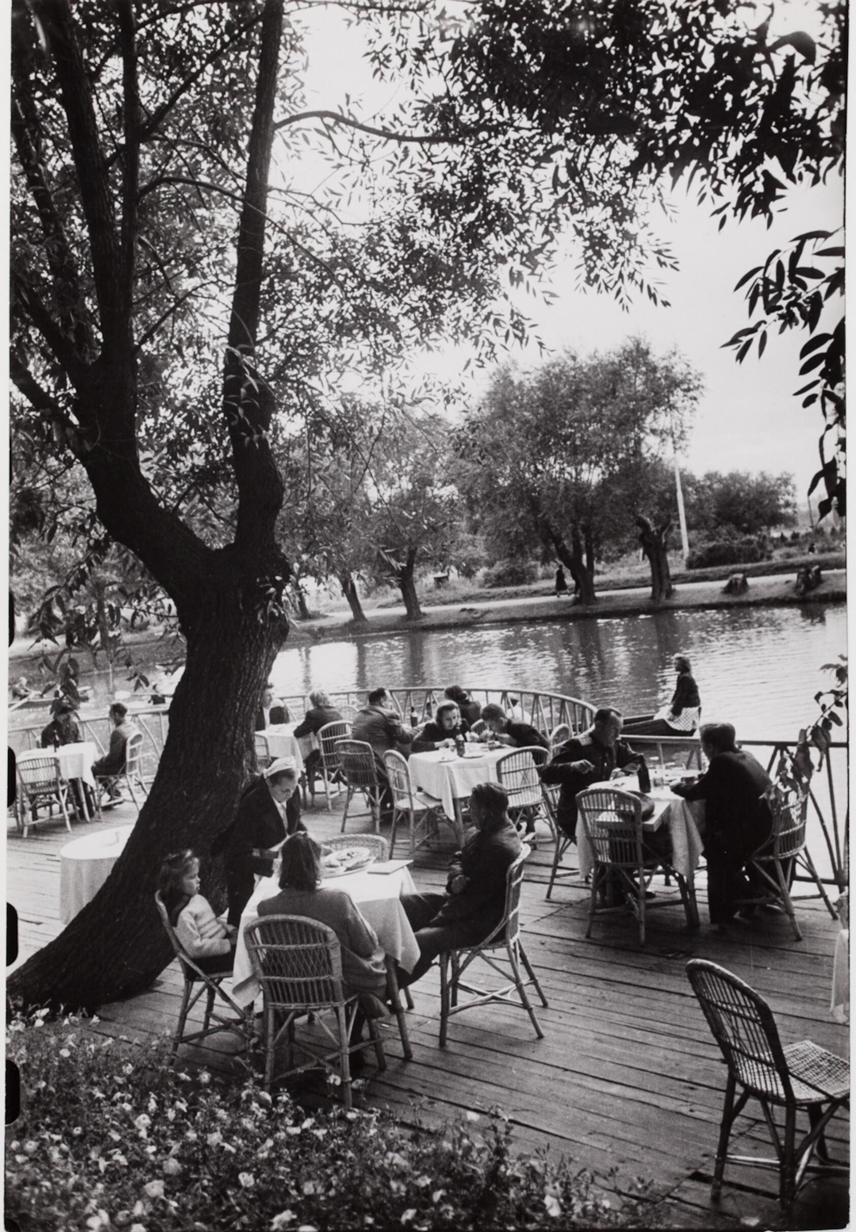 Люди едят у Днепра, Киев, 1947 год. Фотограф Роберт Капа