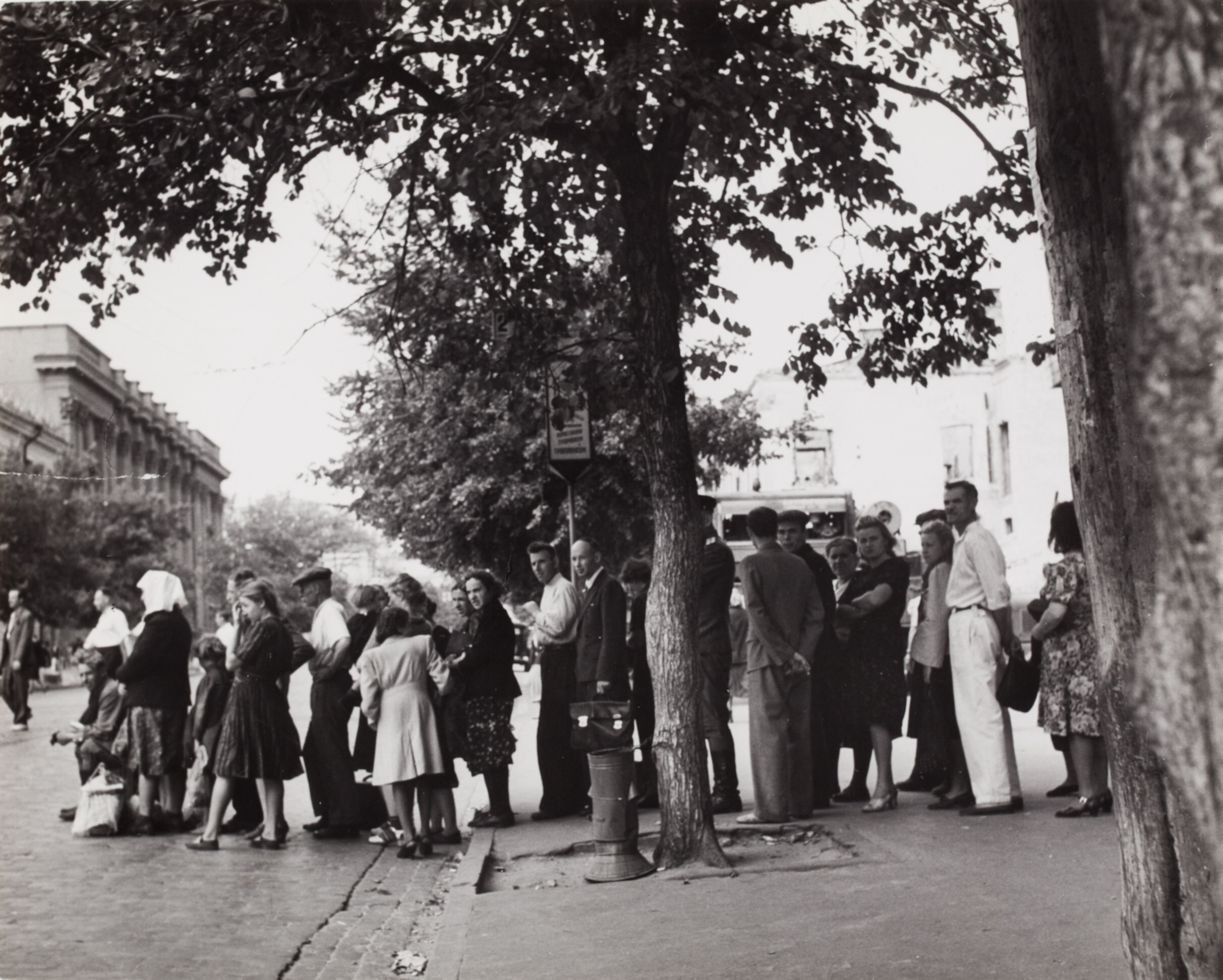 Люди ждут автобус, Киев, 1947 год. Фотограф Роберт Капа
