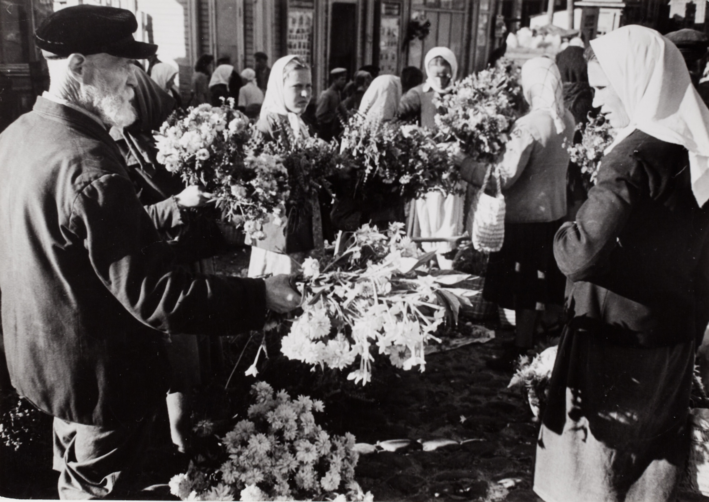 Цветочный рынок, Киев, 1947 год. Фотограф Роберт Капа
