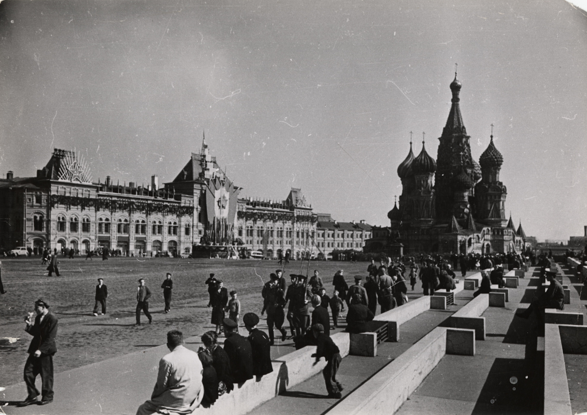 На Красной площади, Москва, 1947 год. Фотограф Роберт Капа
