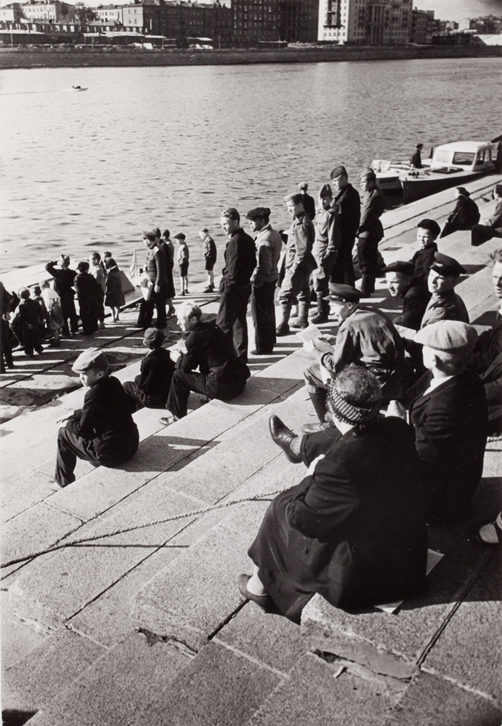 Зрители на ступеньках смотрят гонки лодок, 1947 год. Фотограф Роберт Капа