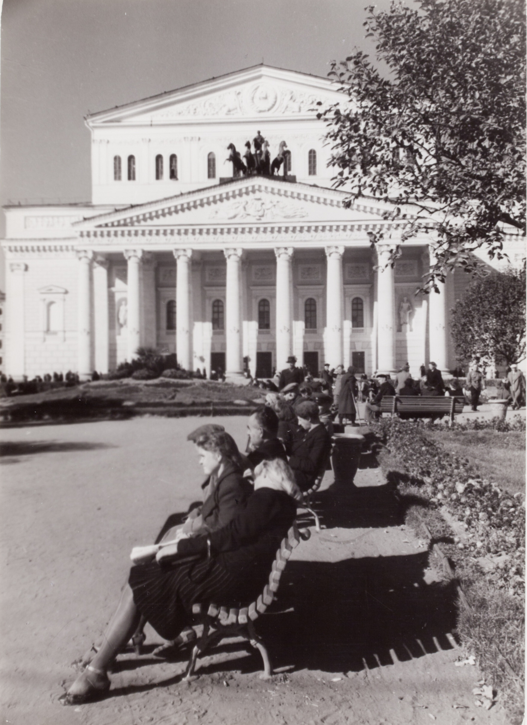 На скамейках в парке перед Большим театром, Москва, 1947 год. Фотограф Роберт Капа