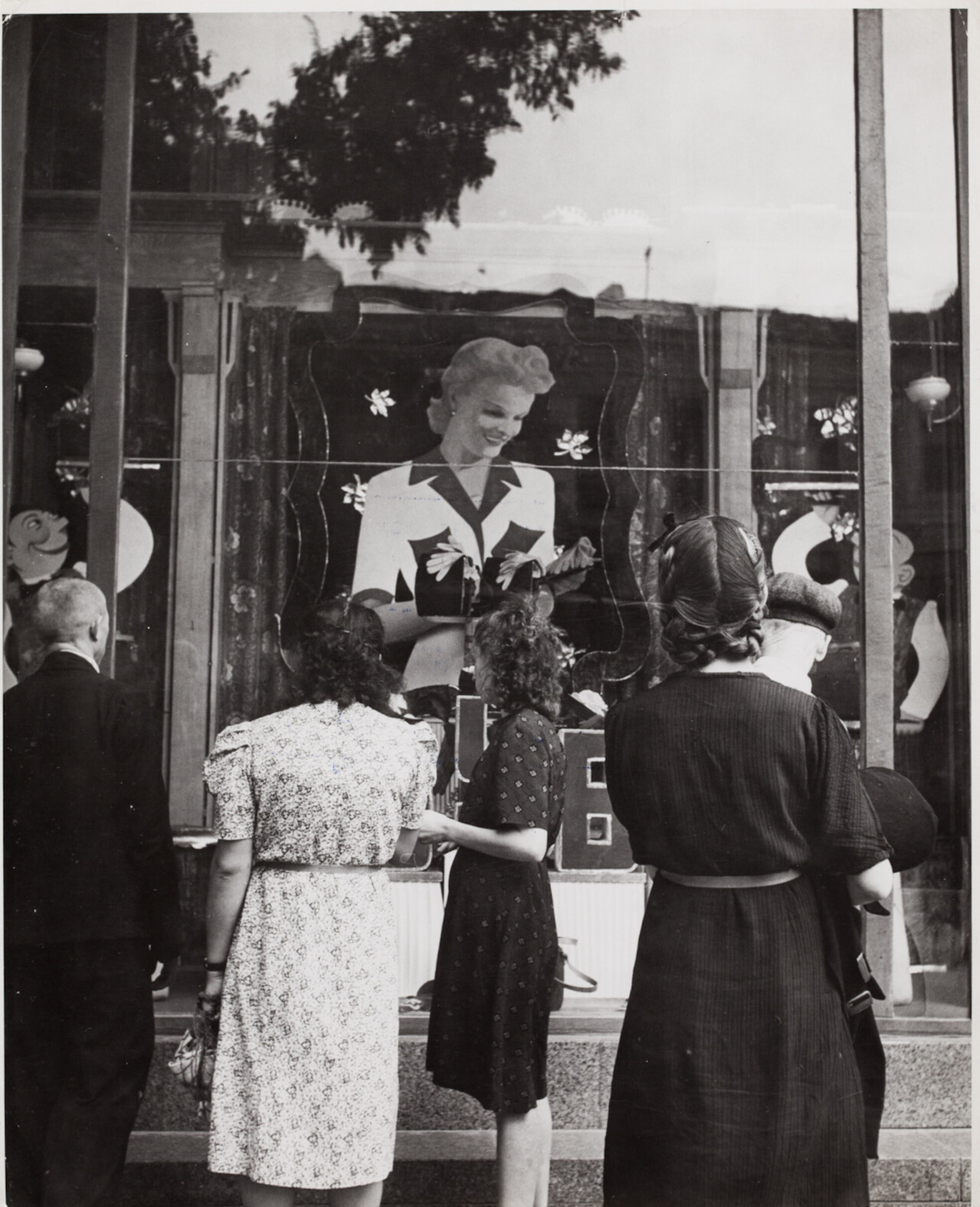 Витрины, Киев, 1947 год. Фотограф Роберт Капа / Фото / Камералабс