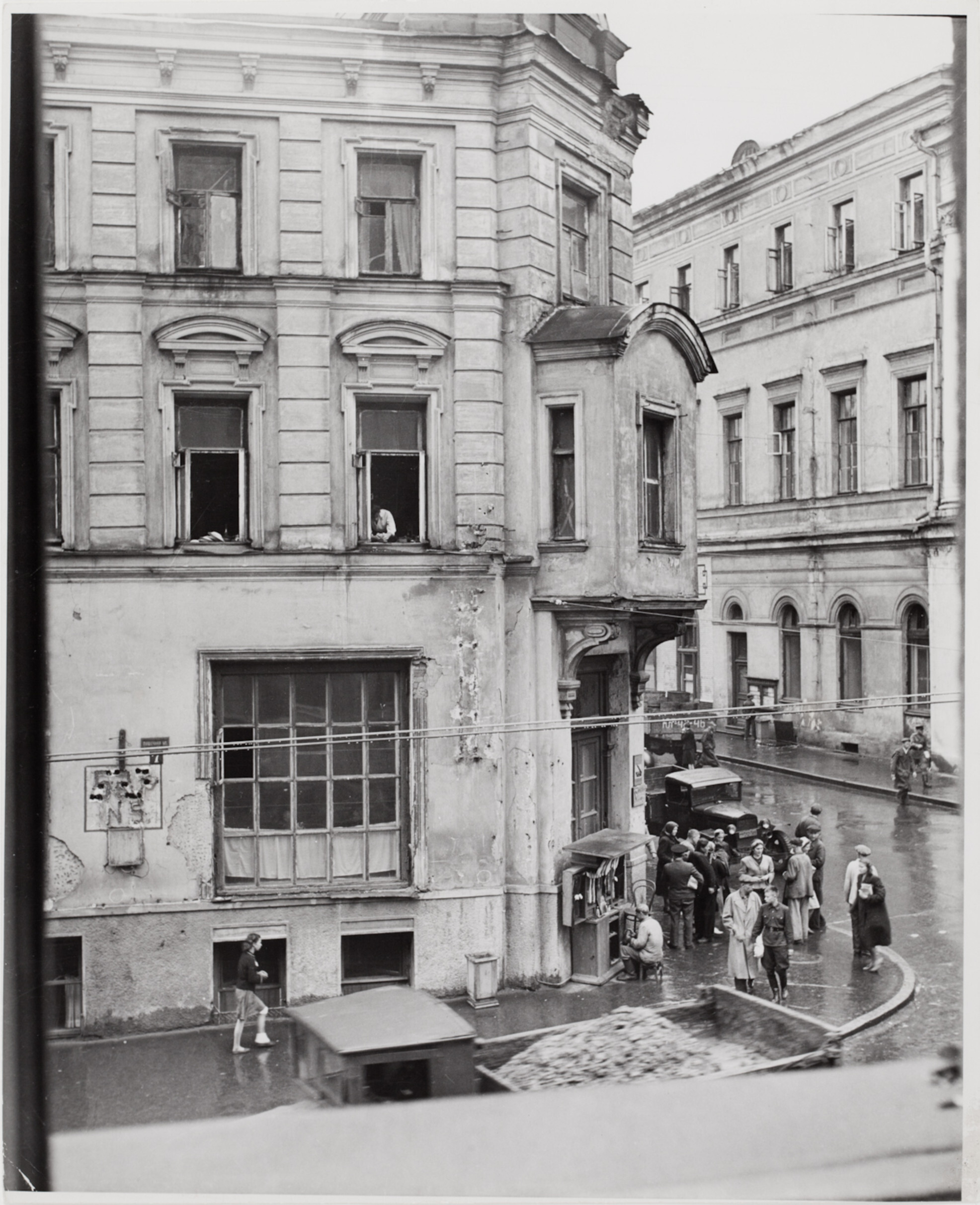 Люди на улице перед многоквартирным домом, Москва, 1947 год. Фотограф Роберт Капа