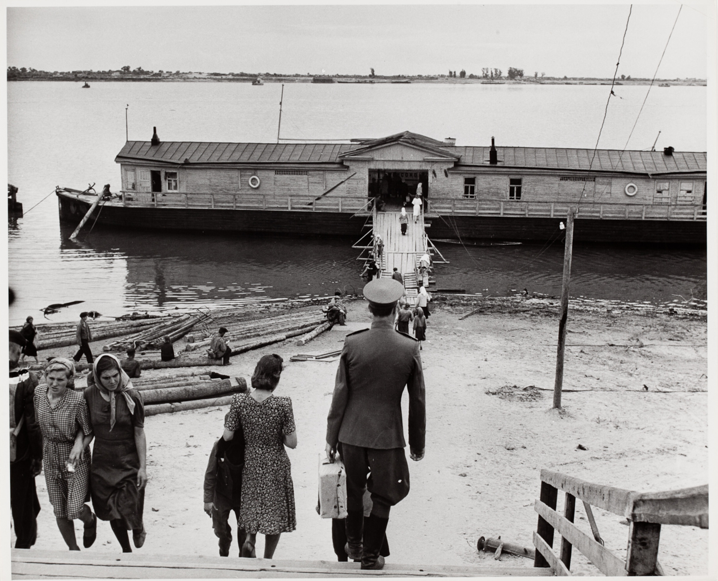 Люди, путешествующие на лодке, Сталинград, СССР, 1947 год. Фотограф Роберт Капа
