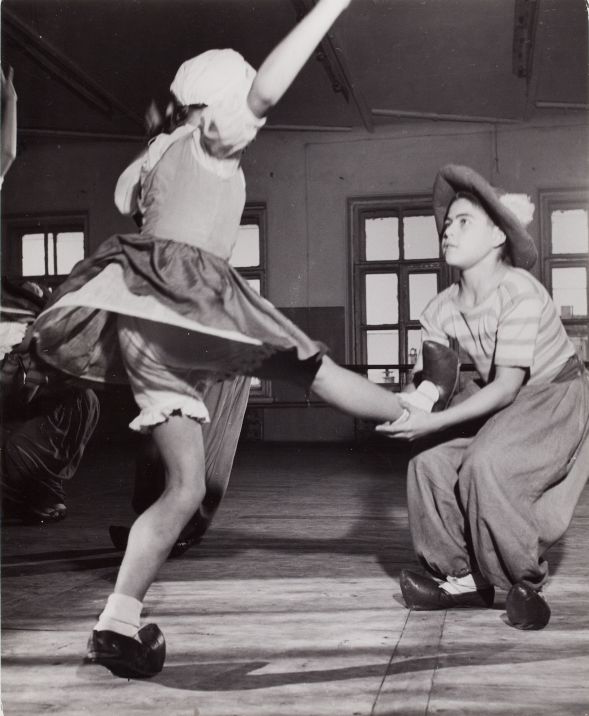 Мальчик и девочка исполняют танец, Москва, 1947 год. Фотограф Роберт Капа