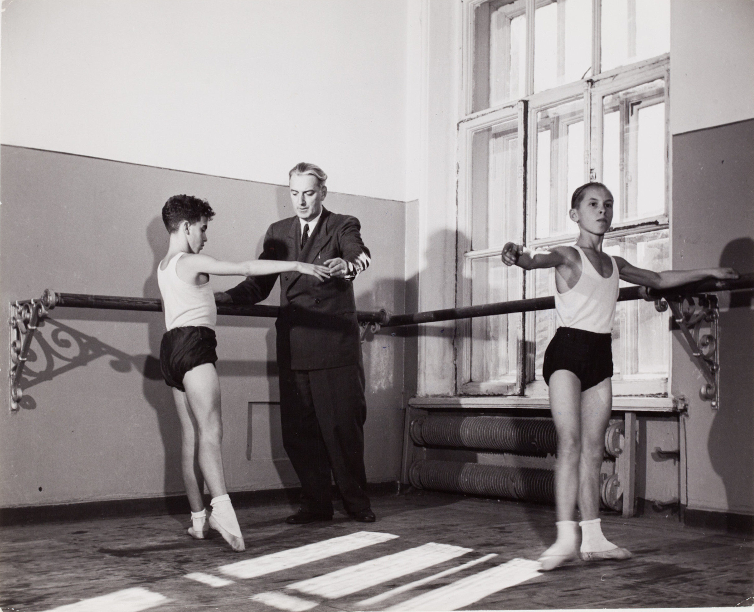 Мальчики и преподаватель во время урока балета, Москва, 1947 год. Фотограф Роберт Капа