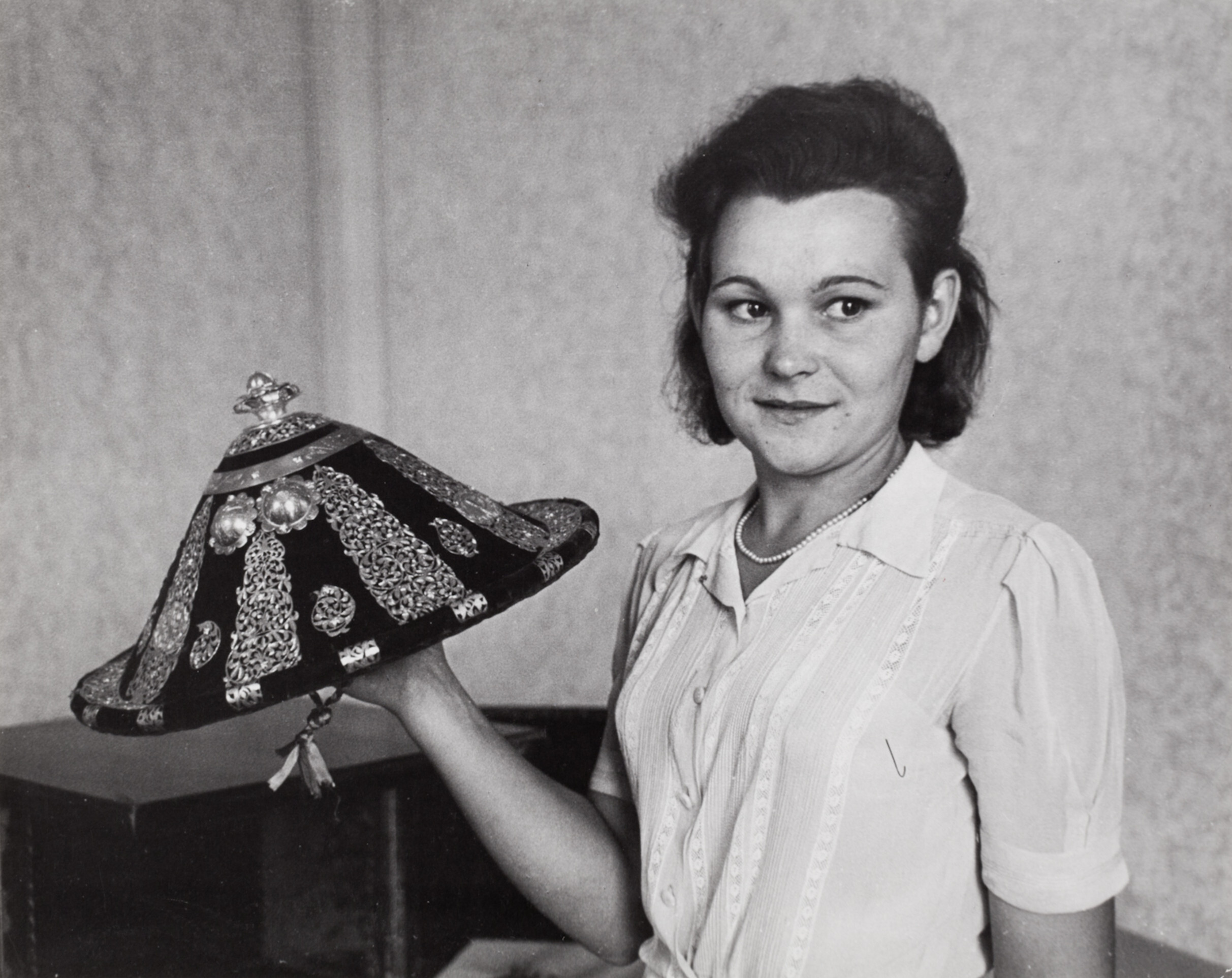 Молодая женщина с головным убором в музее, Россия, 1947 год. Фотограф Роберт Капа