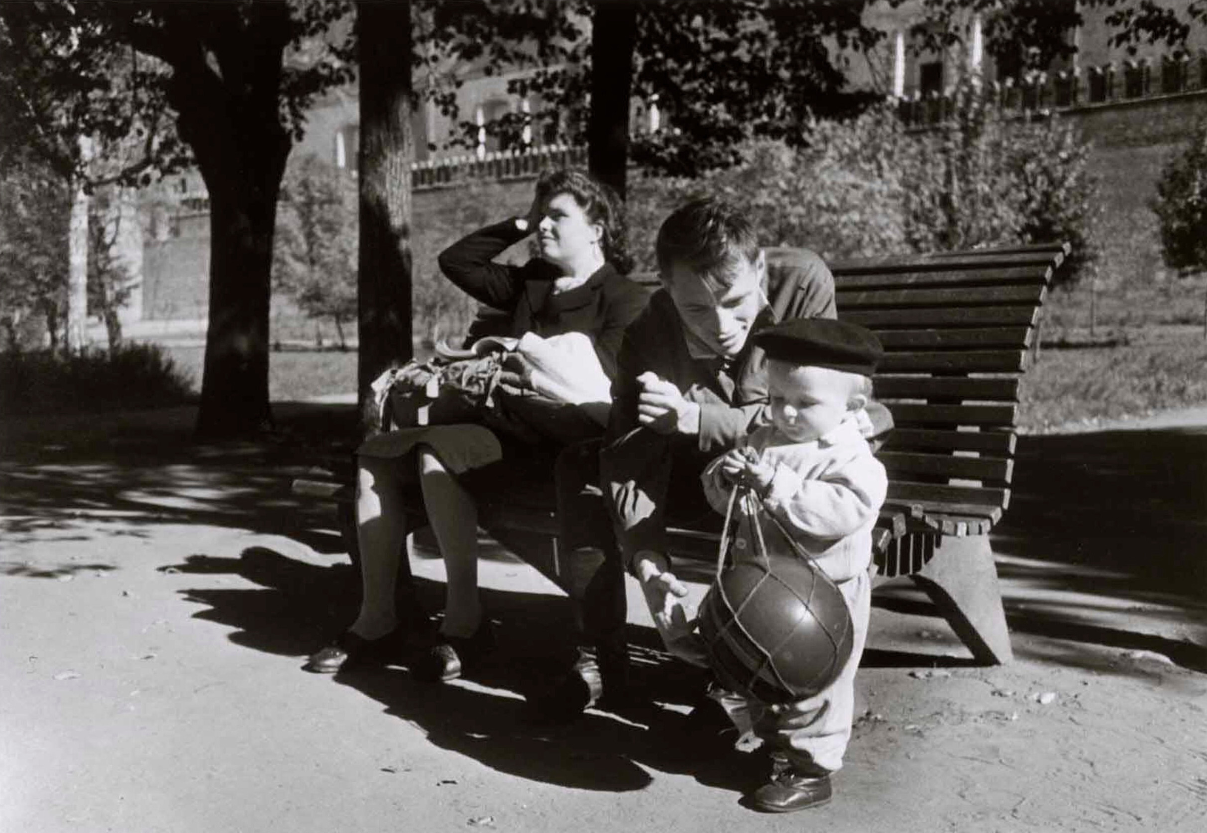 Молодая пара с ребенком на скамейке в парке, Москва, сентябрь 1947 год. Фотограф Роберт Капа