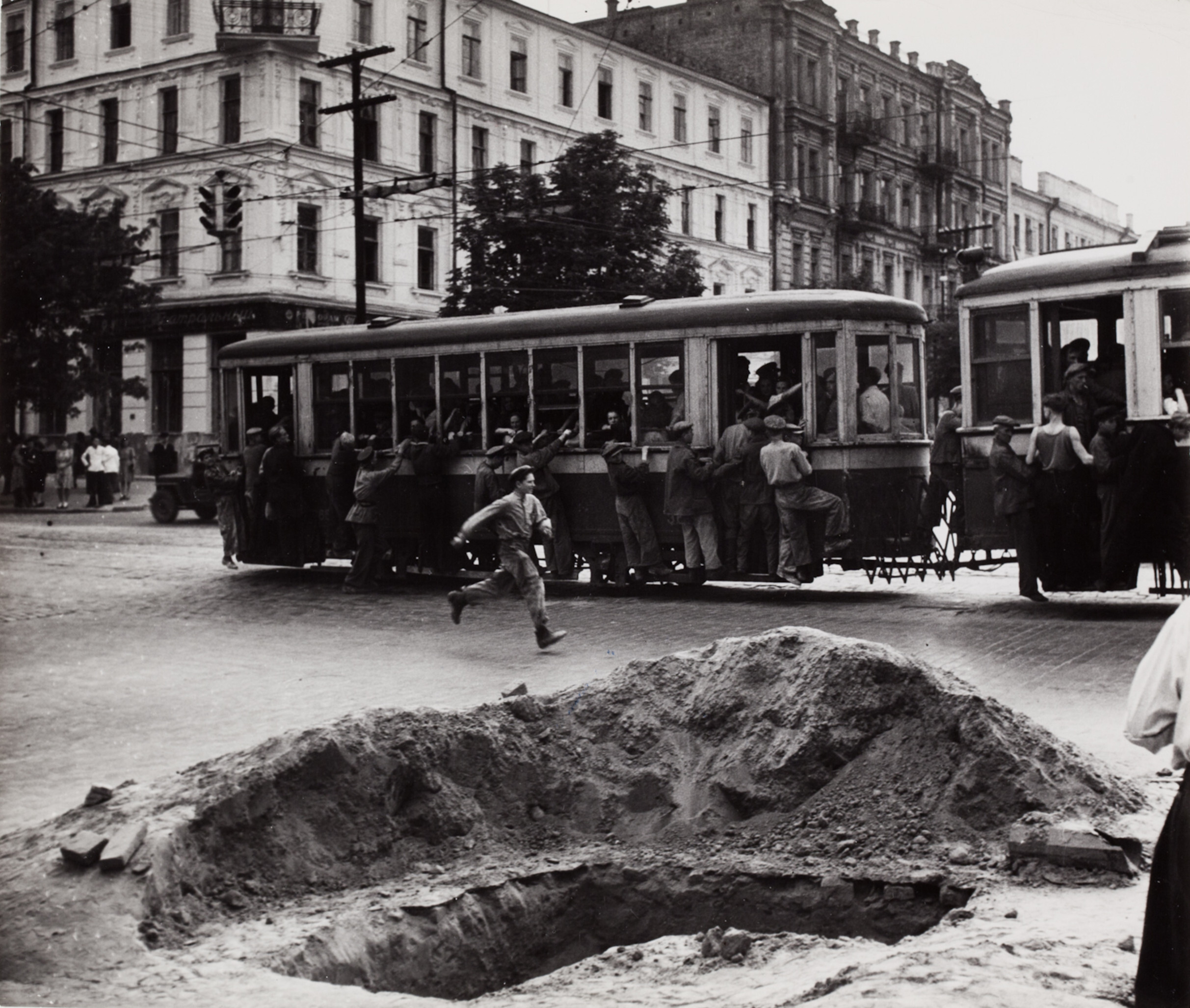 Молодой человек бежит за троллейбусом, Москва, 1947 год. Фотограф Роберт Капа