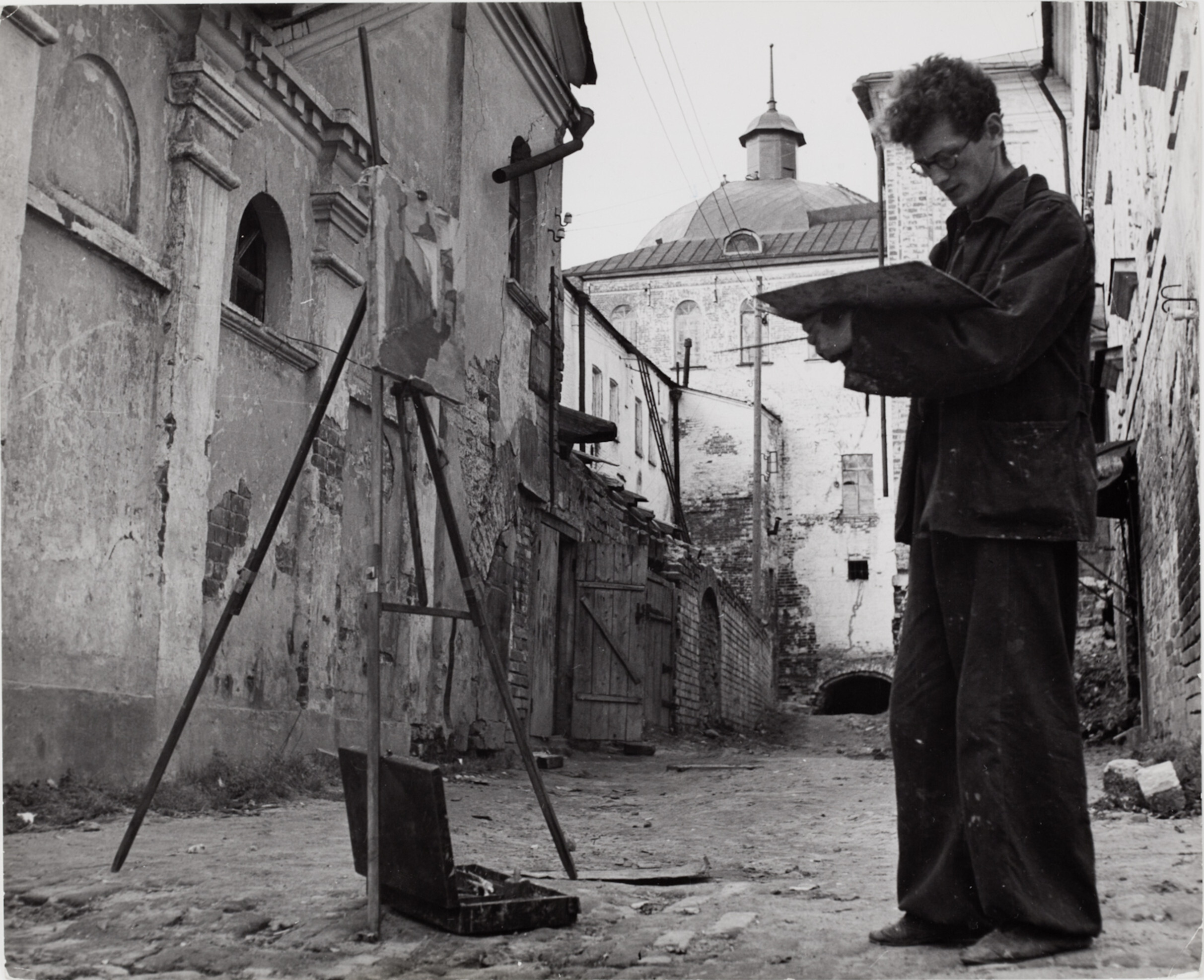 Молодой человек смешивает краски на палитре, стоя перед своим холстом и мольбертом в Свято-Троицкой Сергиевской Лавре, Загорск, Россия, 1947 год. Фотограф Роберт Капа