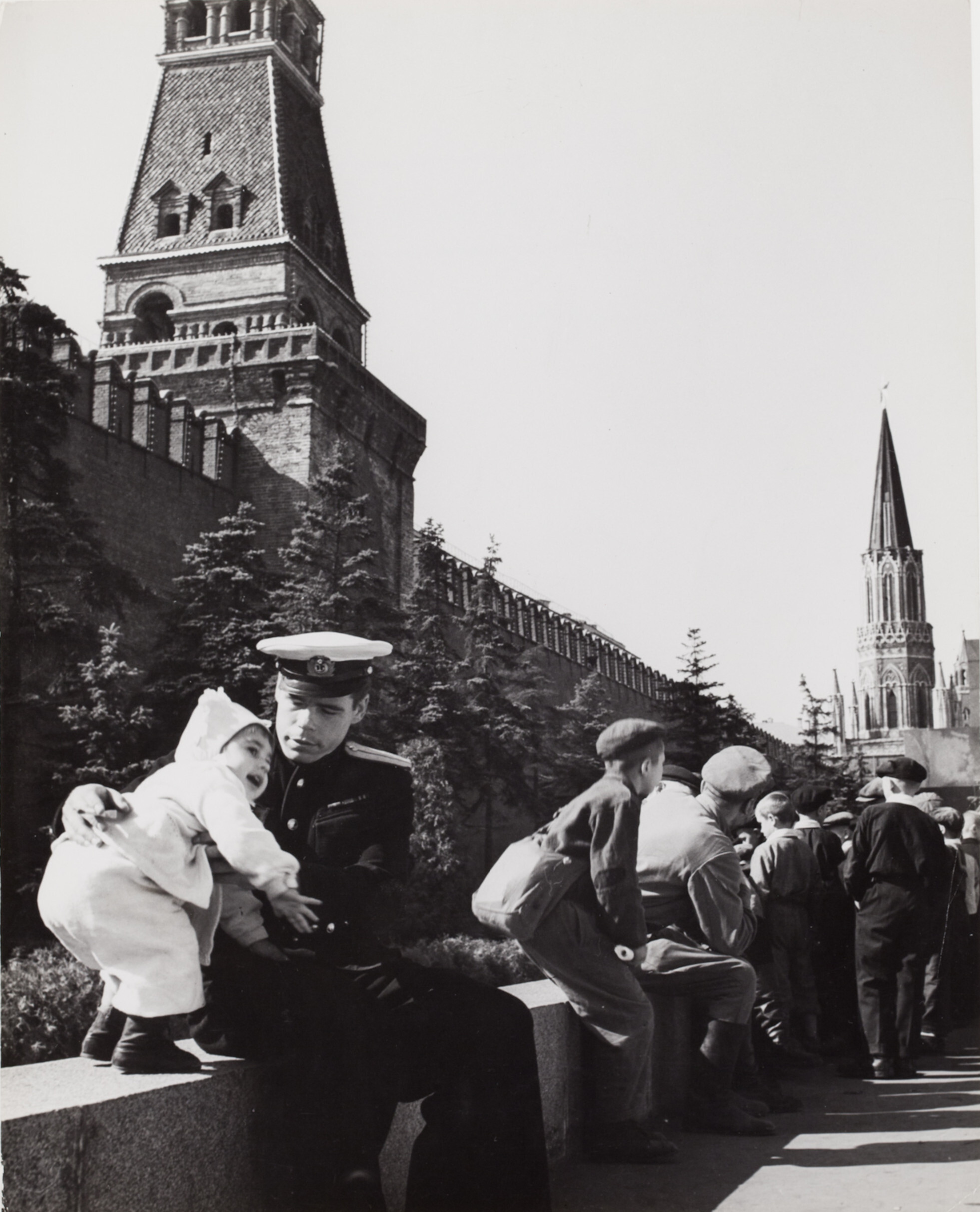 Москвичи у Кремля, Москва, 1947 год. Фотограф Роберт Капа