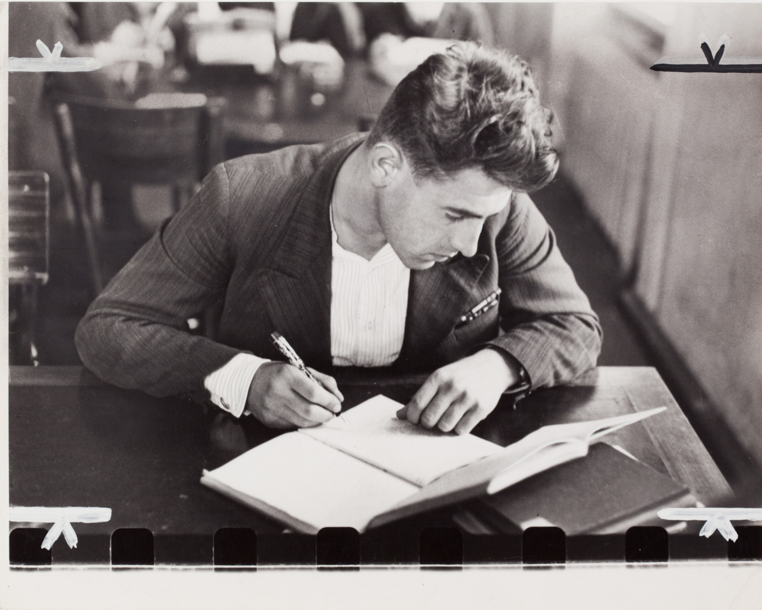 Мужчина занимается в библиотеке, Москва, 1947 год. Фотограф Роберт Капа