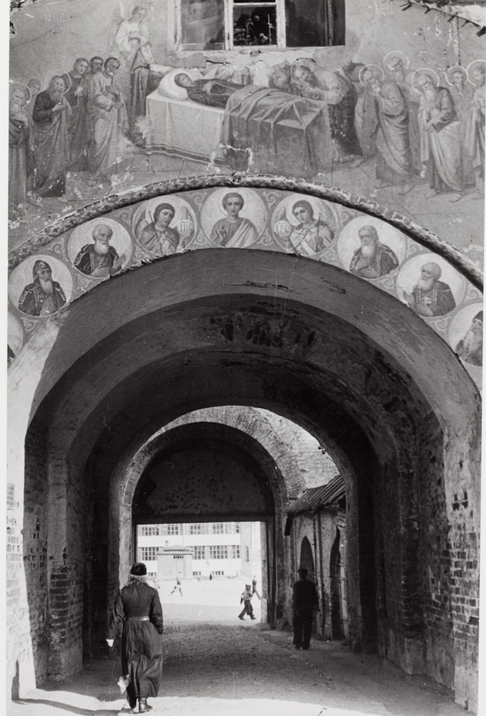Мужчина идет по туннелю, покрытому росписью, в Свято-Троицкой Сергиевской Лавре, Загорск, Россия, 1947 год. Фотограф Роберт Капа