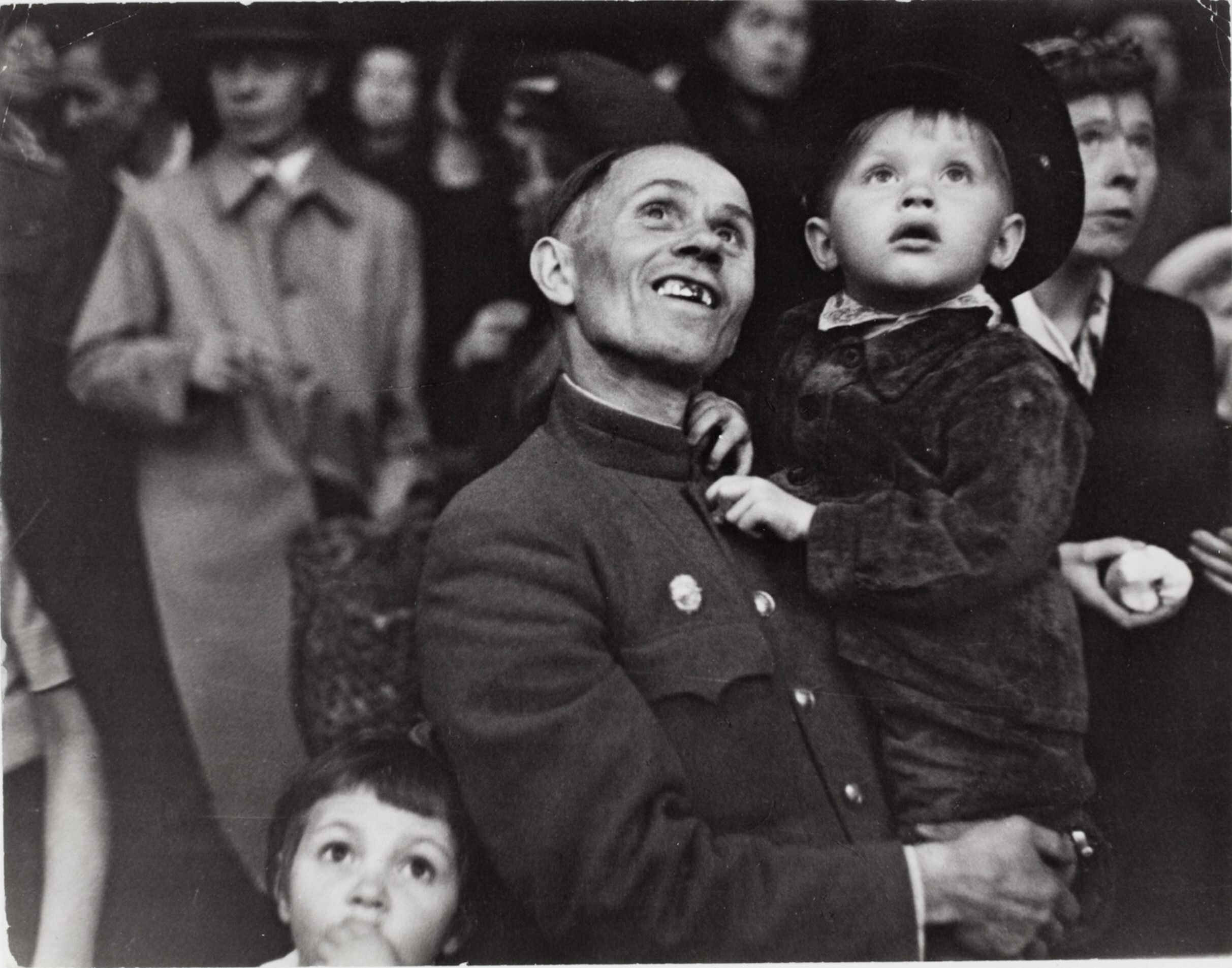 Мужчина с ребенком смотрит фейерверк во время празднования годовщины Москвы, Москва, 1947 год. Фотограф Роберт Капа