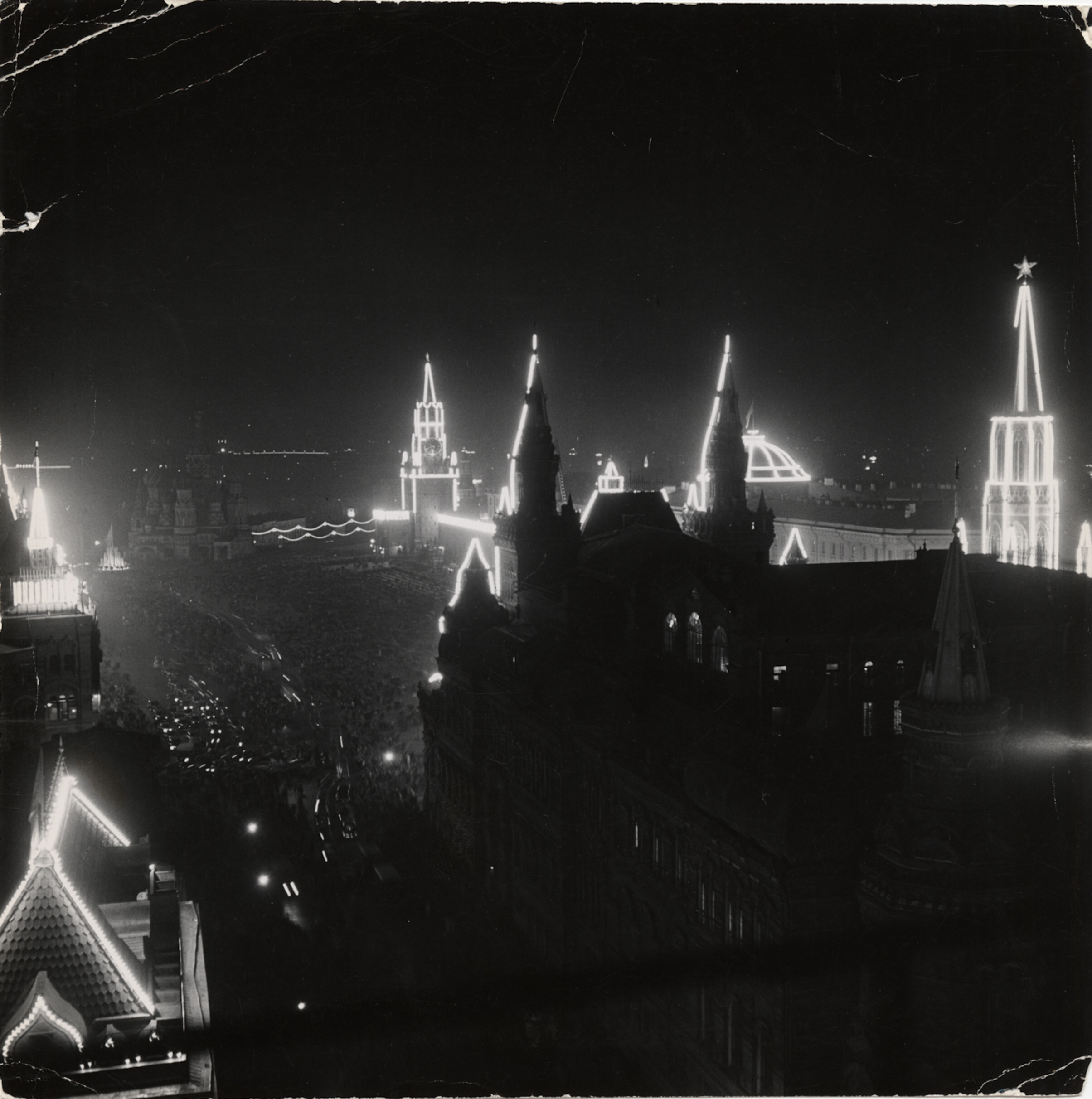 Огни, освещающие здания Красной площади во время празднования годовщины Москвы, Москва, 1947 год. Фотограф Роберт Капа