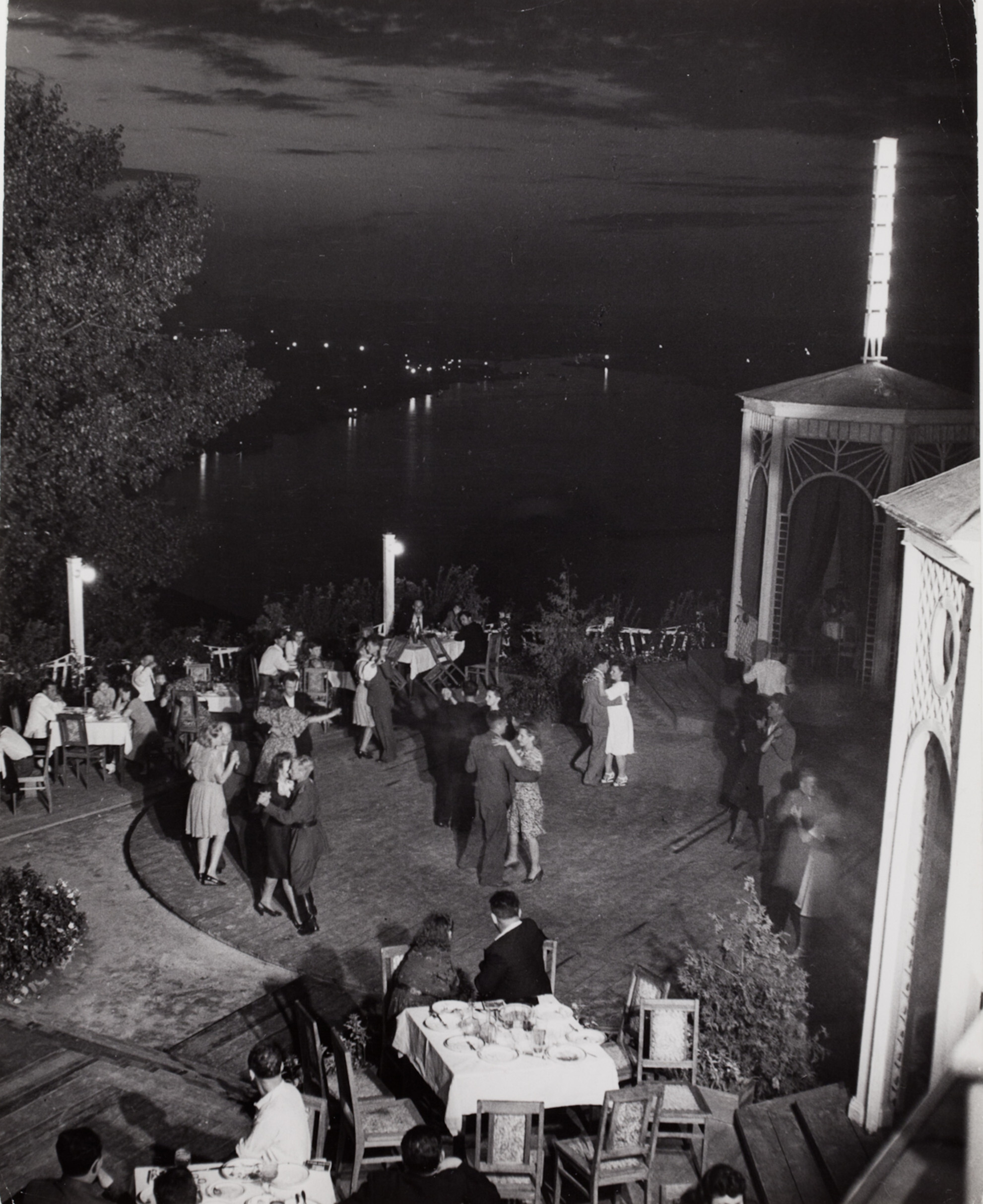 Пары танцуют в ночном клубе Ривьера с видом на Днепр, Киев, 1947 год. Фотограф Роберт Капа