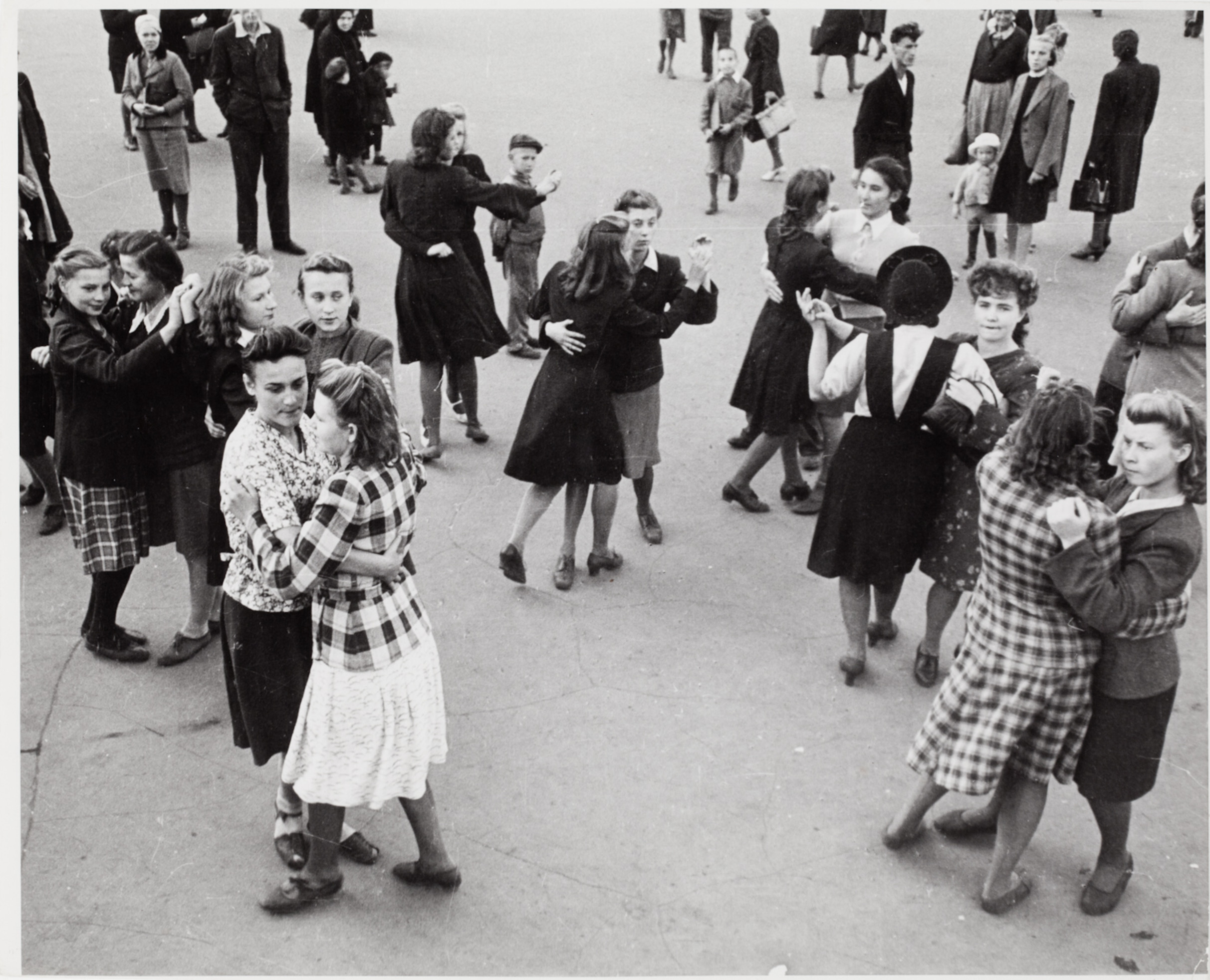 Пары танцуют на улице во время празднования годовщины Москвы, Москва, 1947 год. Фотограф Роберт Капа