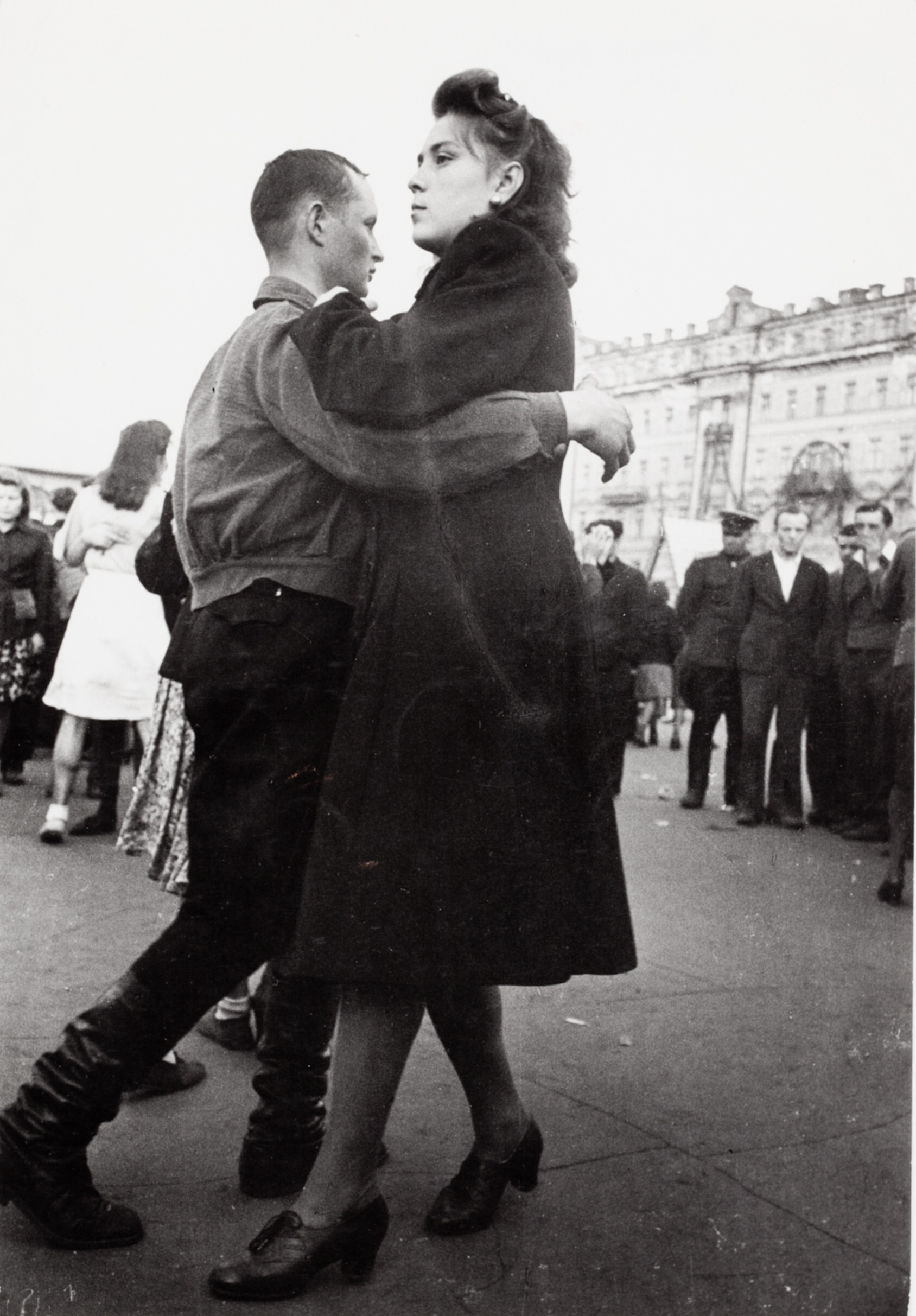 Пары танцуют на улице во время празднования годовщины Москвы, Москва, 1947 год. Фотограф Роберт Капа