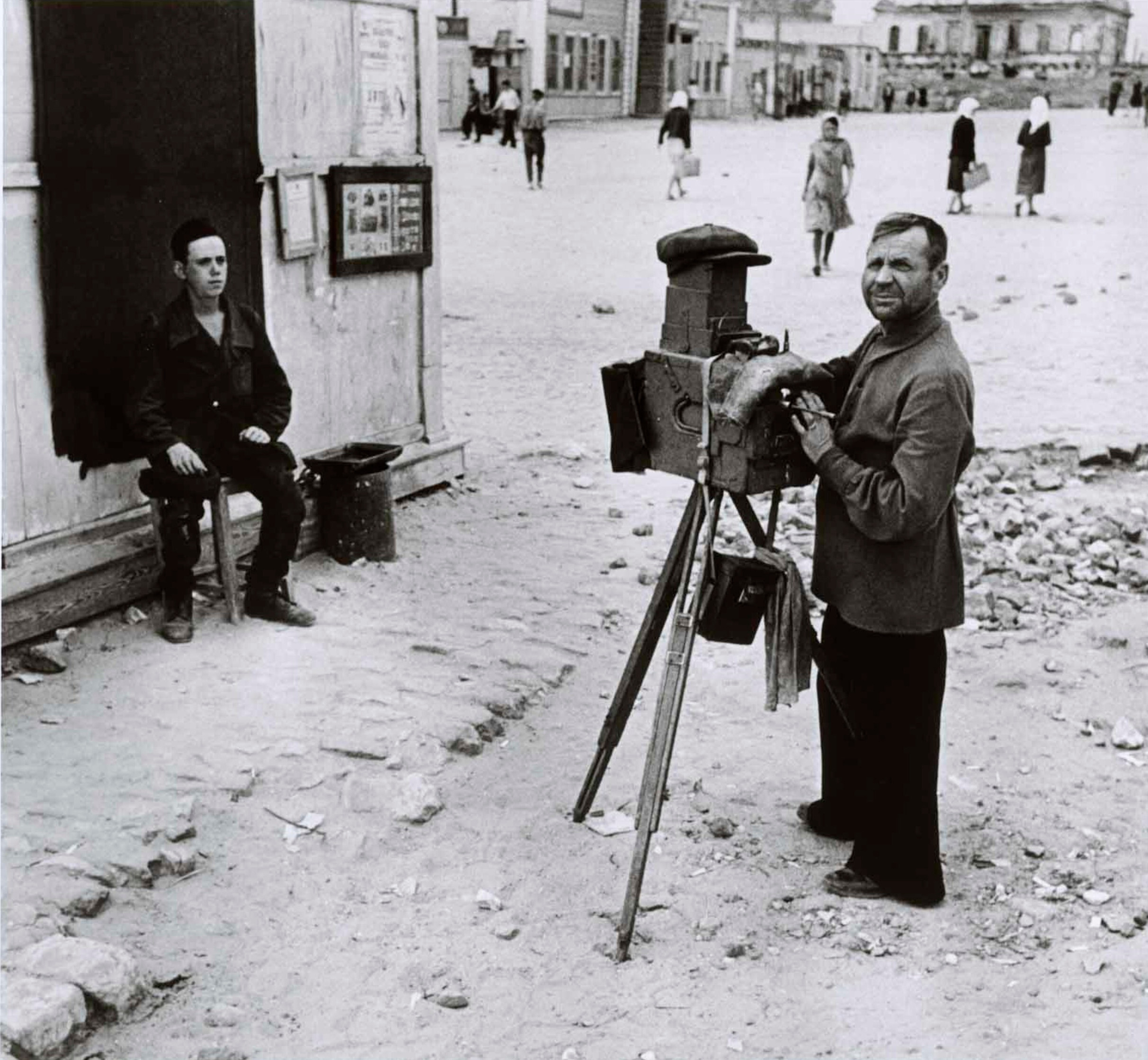Портретный фотограф на улице Сталинграда, август 1947 год. Фотограф Роберт Капа