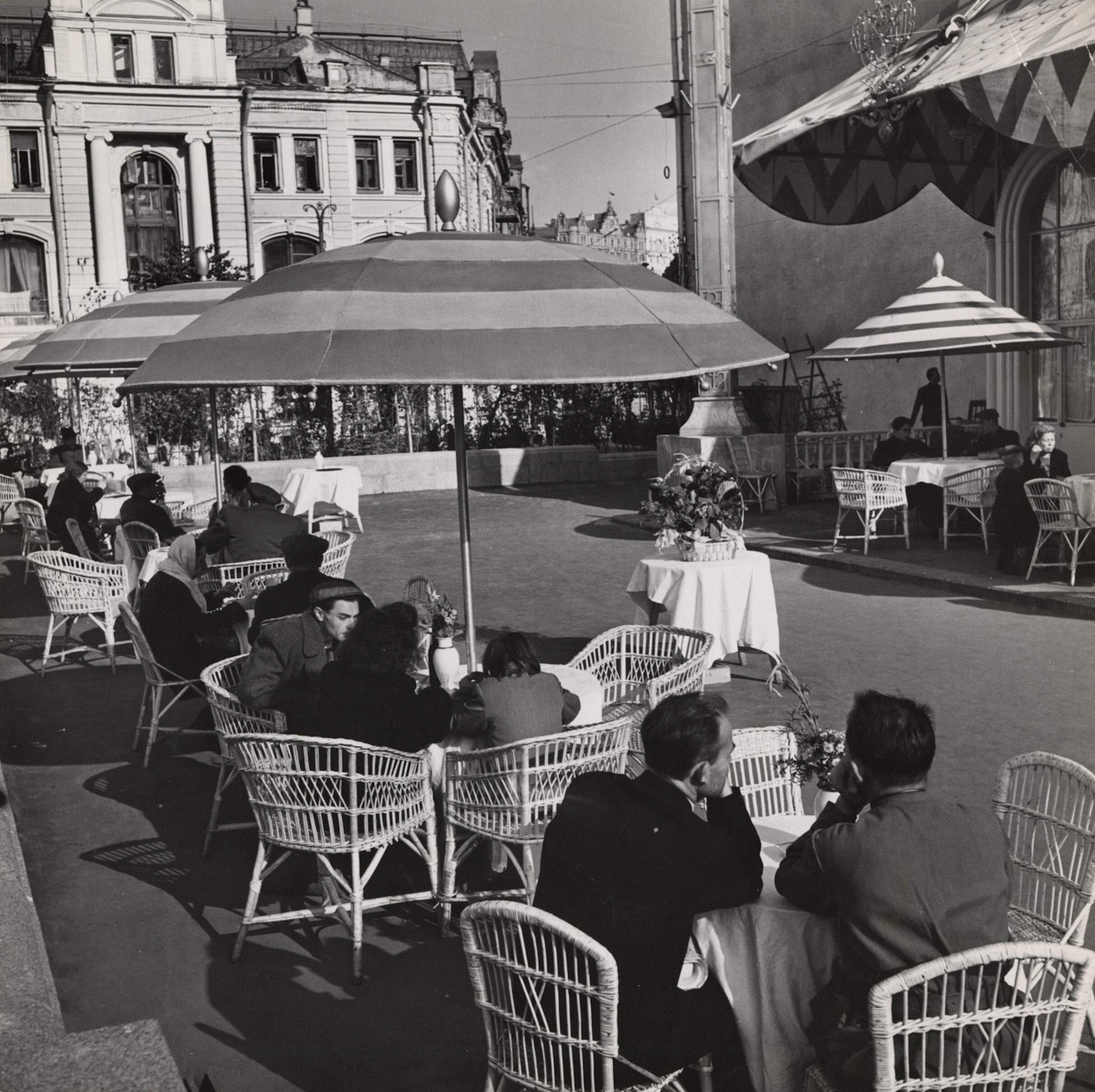 Посетители в кафе, Москва, 1947 год. Фотограф Роберт Капа