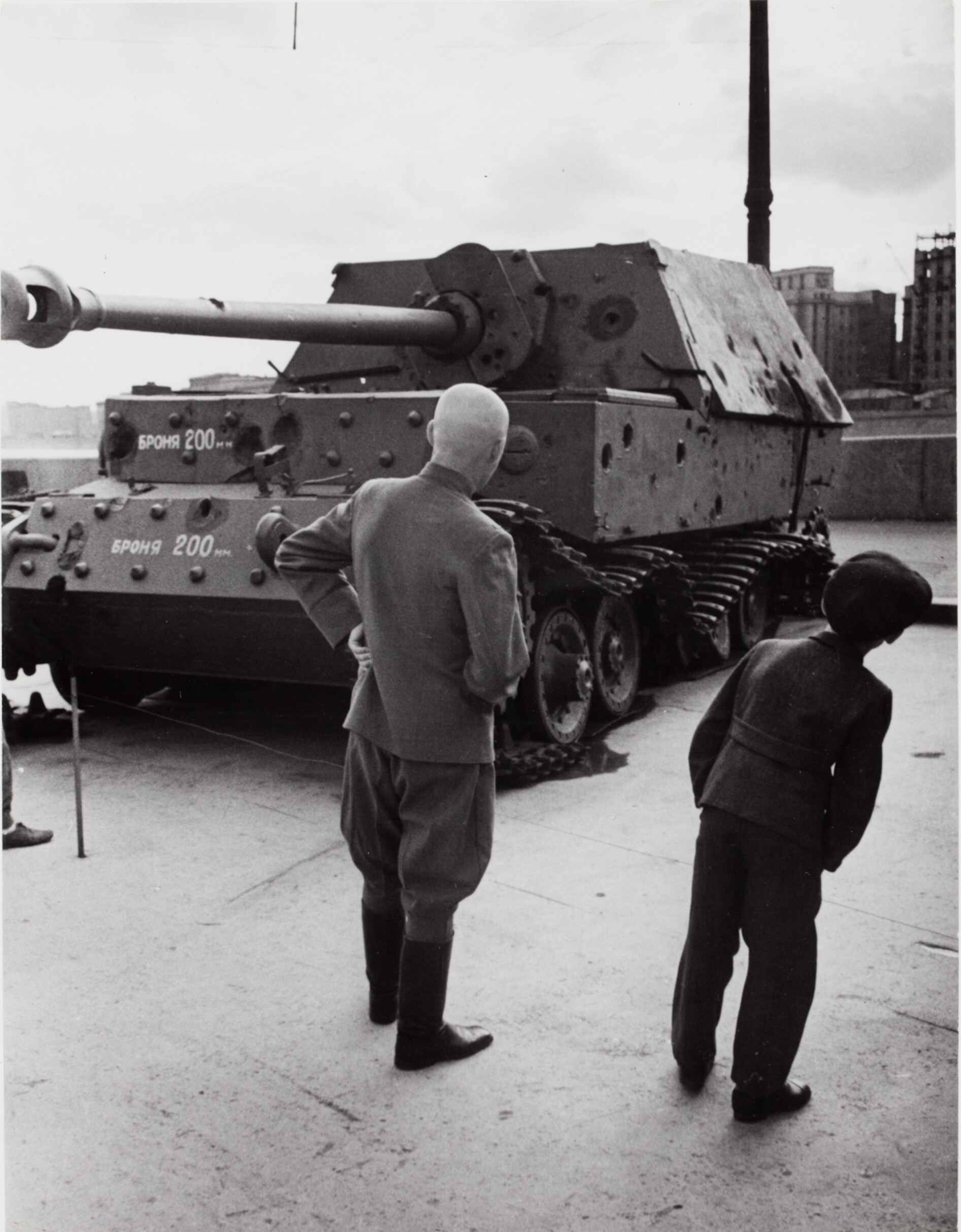 Зрители осматривают немецкий танк времен Второй мировой войны на выставке военных трофеев, Москва, 1947 год. Фотограф Роберт Капа