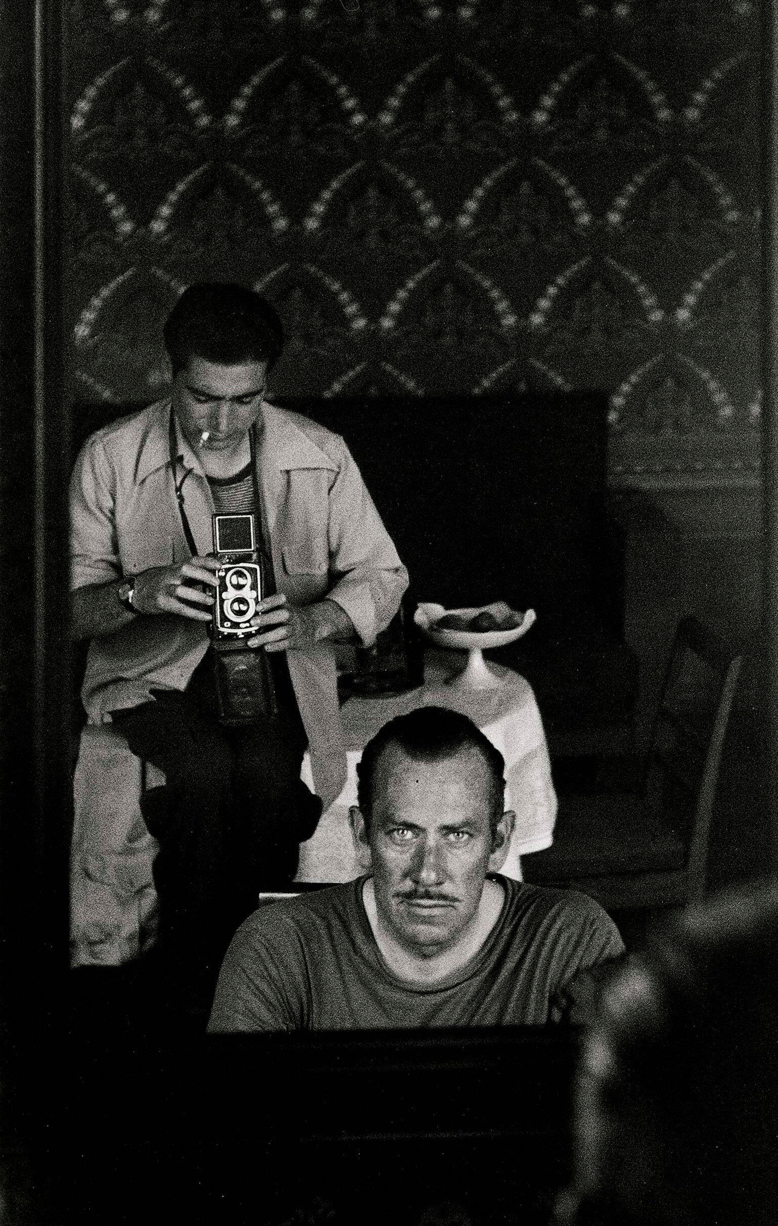 Роберт Капа фотографирует Джона Стейнбека через зеркало, Москва, август-сентябрь 1947 года. Фотограф Роберт Капа