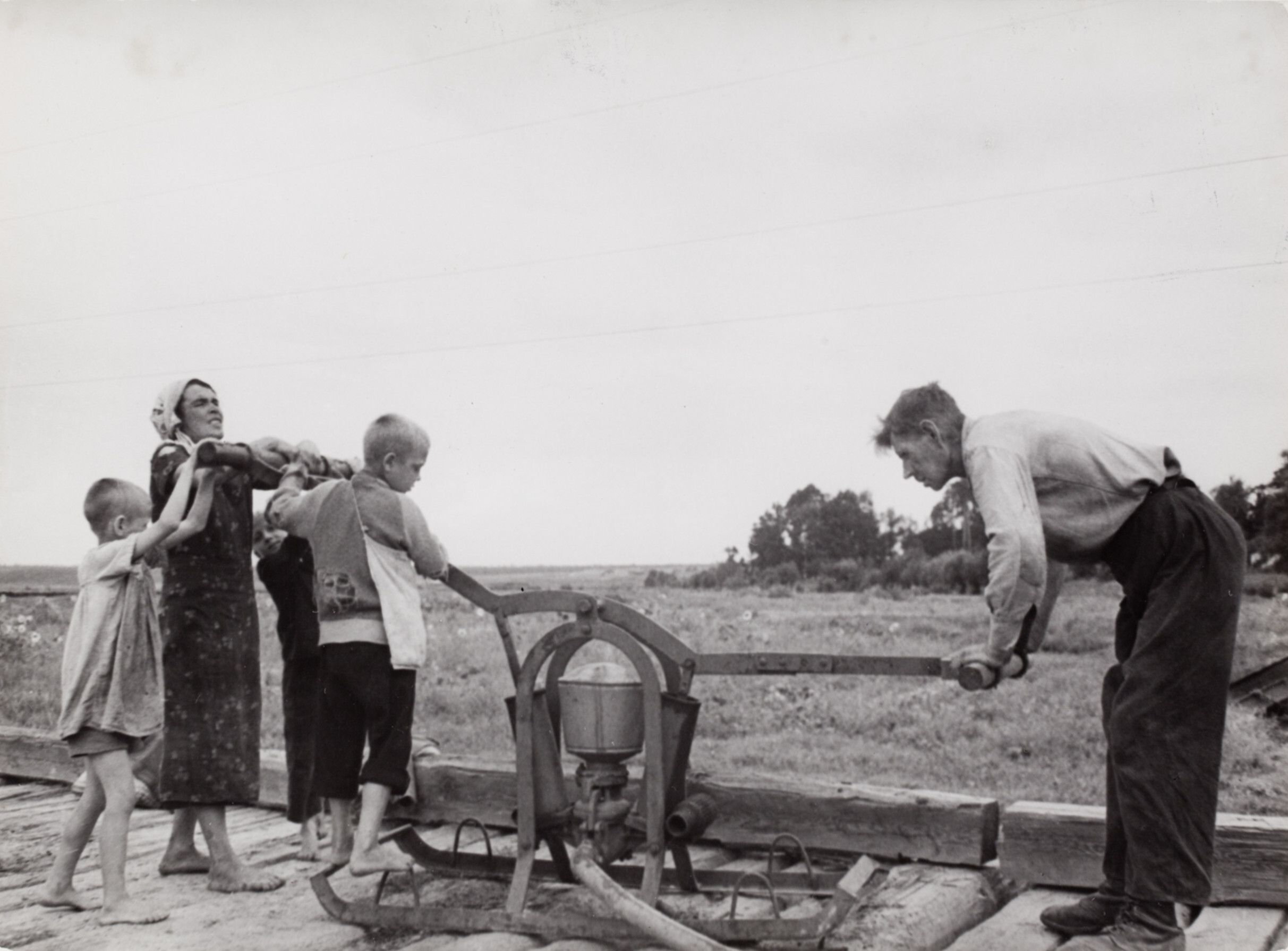 Семья качает воду, СССР, 1947 год. Фотограф Роберт Капа