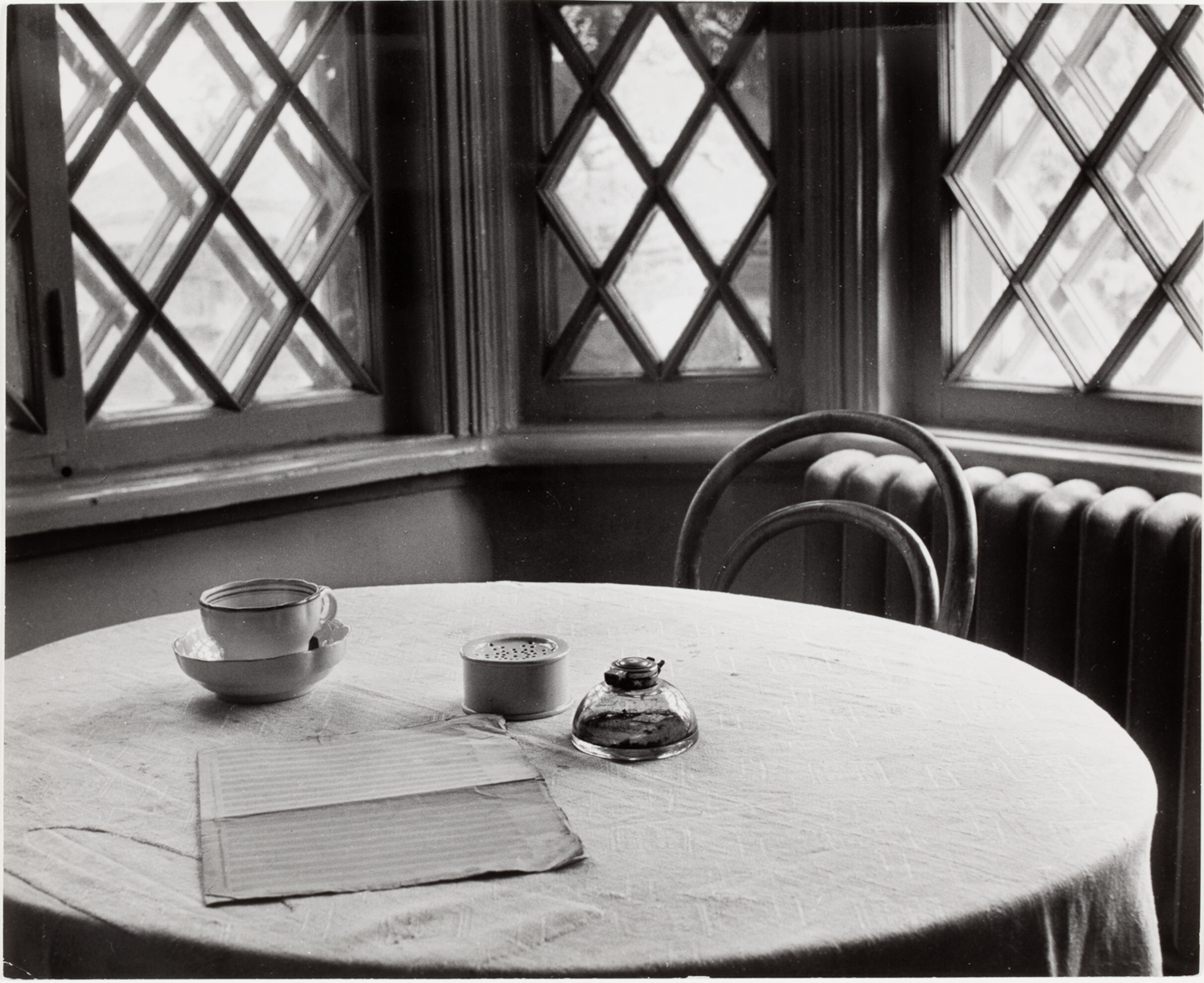 Сервировка стола в Доме Чайковского, Клин, СССР, 1947 год. Фотограф Роберт Капа
