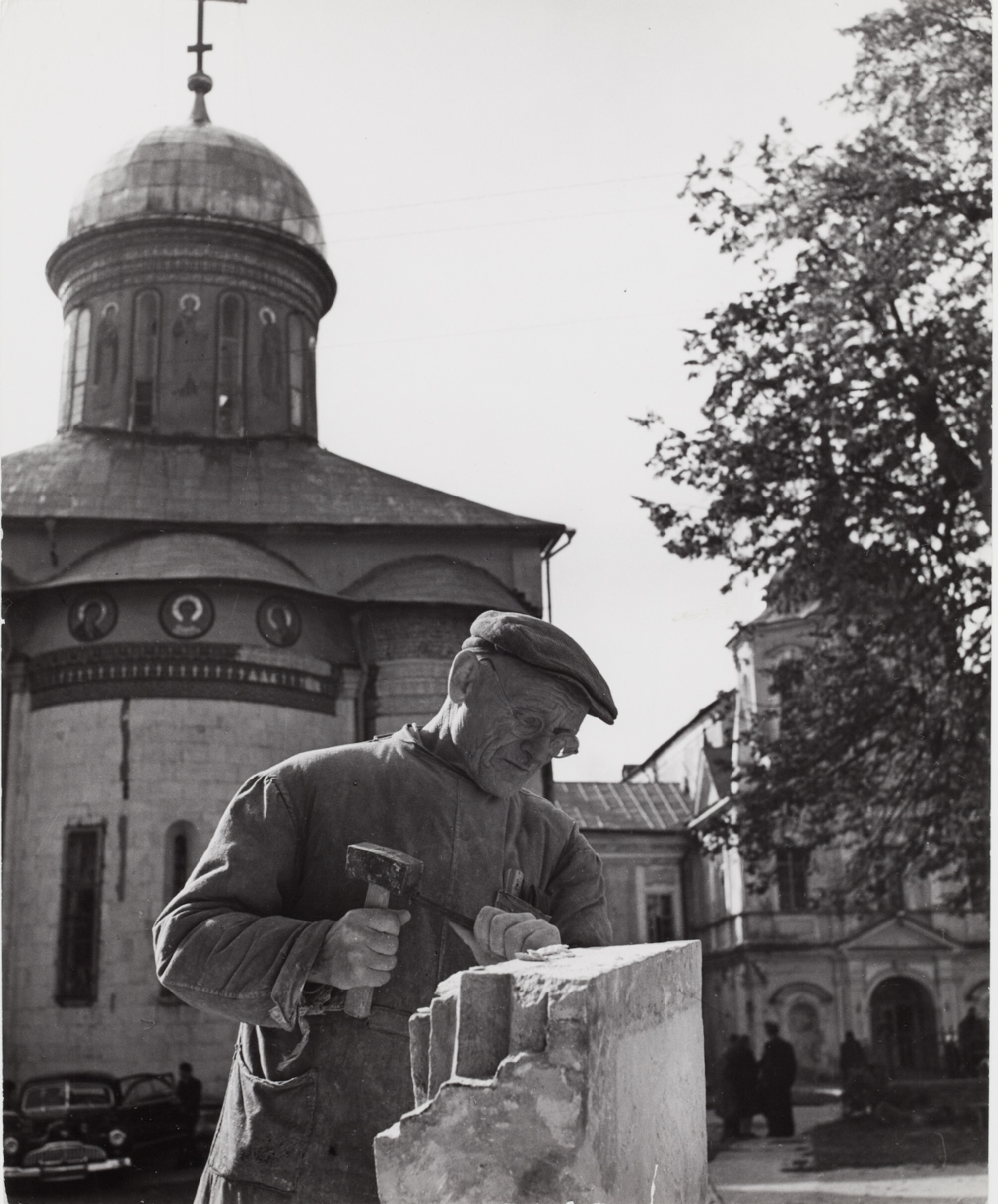 Старый каменщик работает над резьбой возле Свято-Троицкой Сергиевой Лавры, Загорск, Россия, 1947 год. Фотограф Роберт Капа