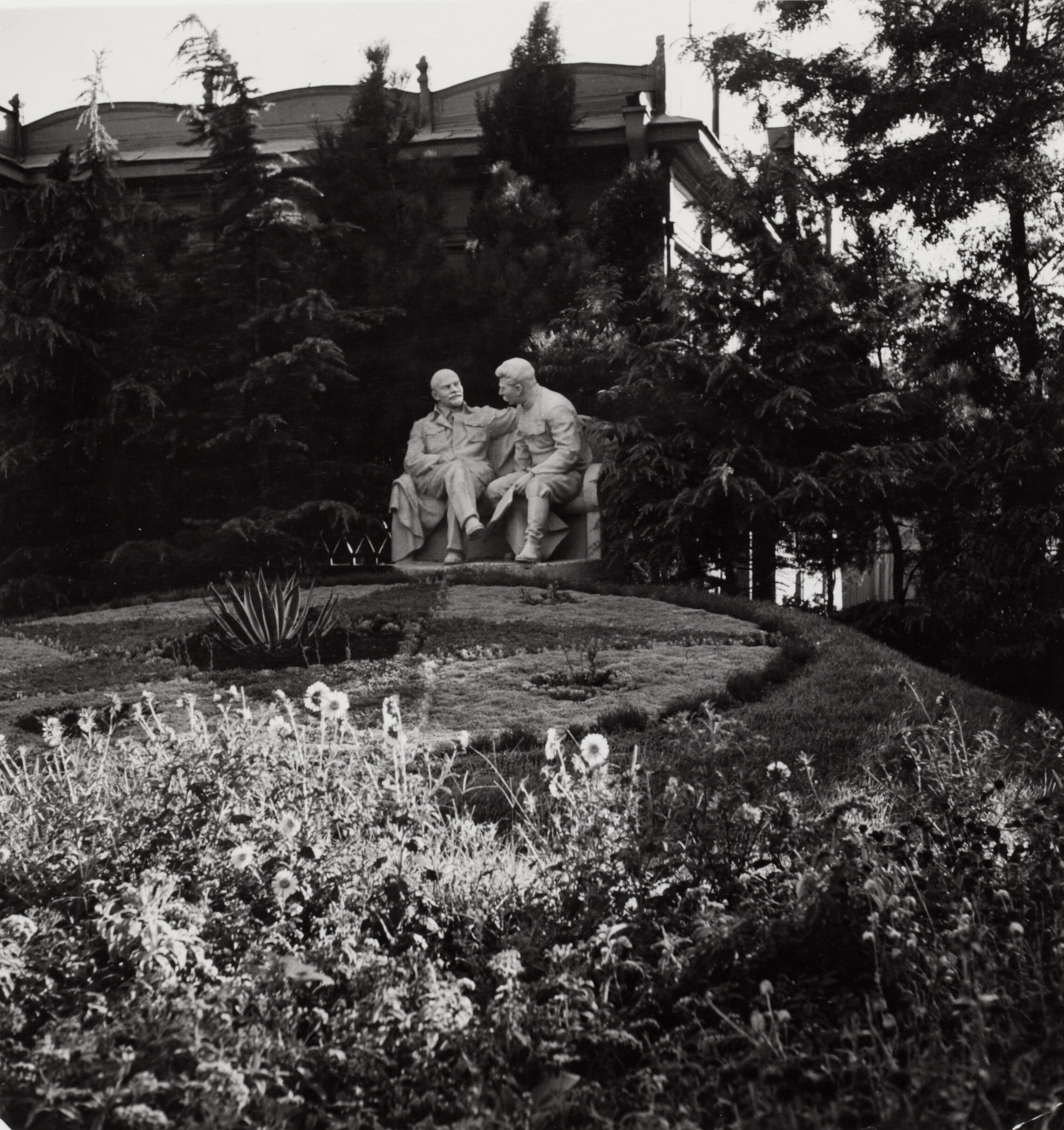 Статуя Иосифа Сталина и Владимира Ленина в парке, Москва, 1947 год. Фотограф Роберт Капа