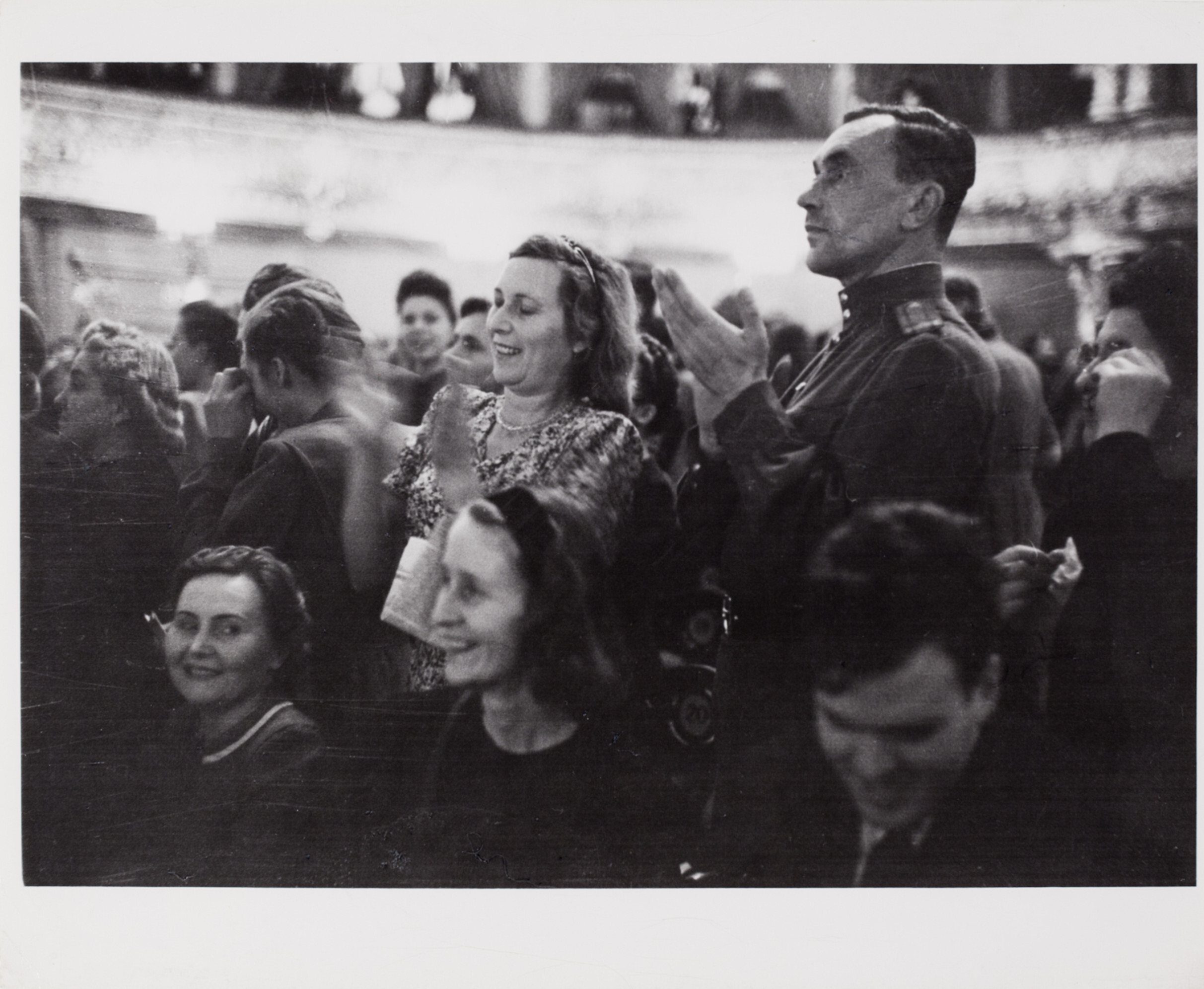 Театральная публика, Москва, 1947 год. Фотограф Роберт Капа
