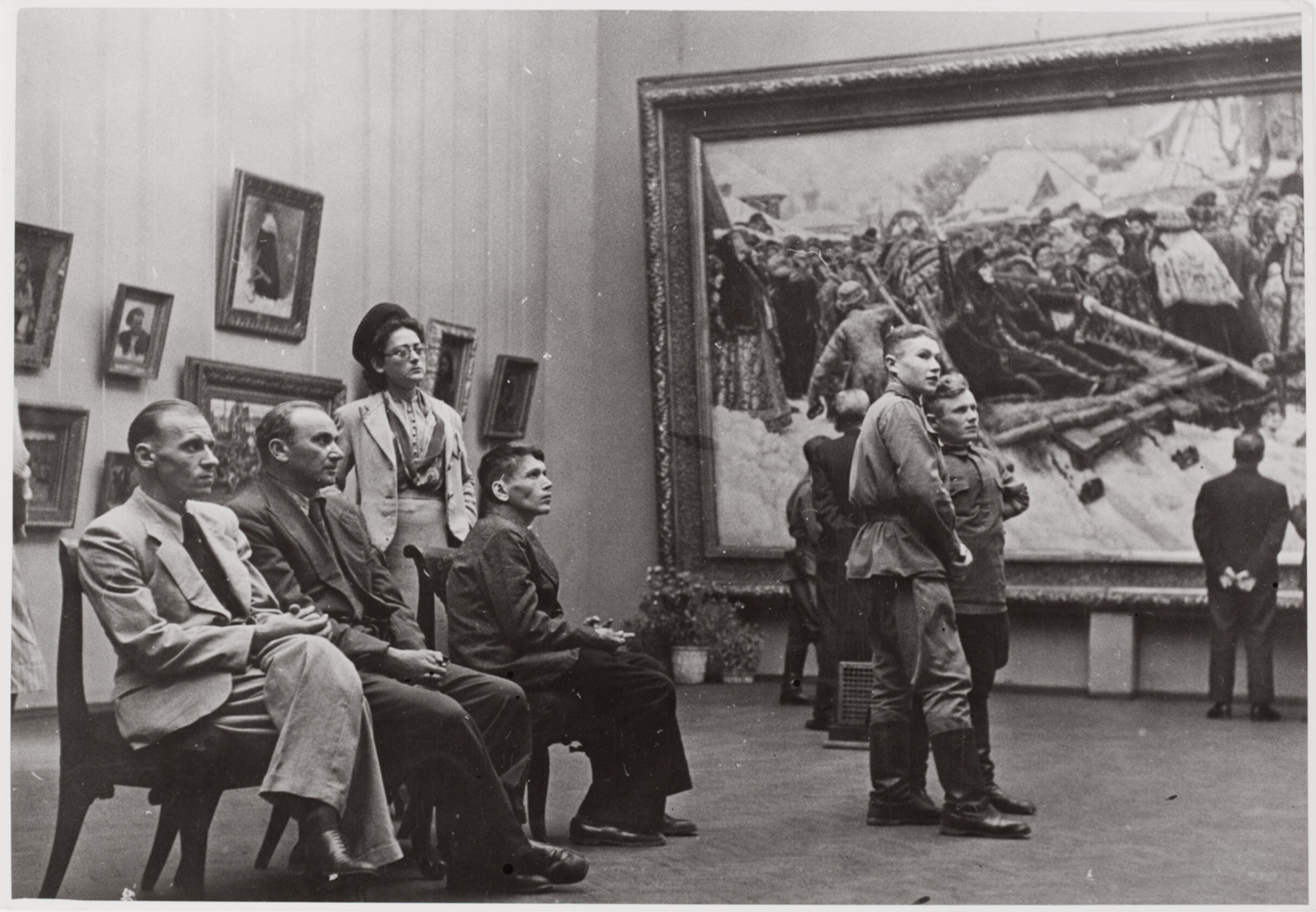 В Третьяковской галерее, Москва, 1947 год. Фотограф Роберт Капа