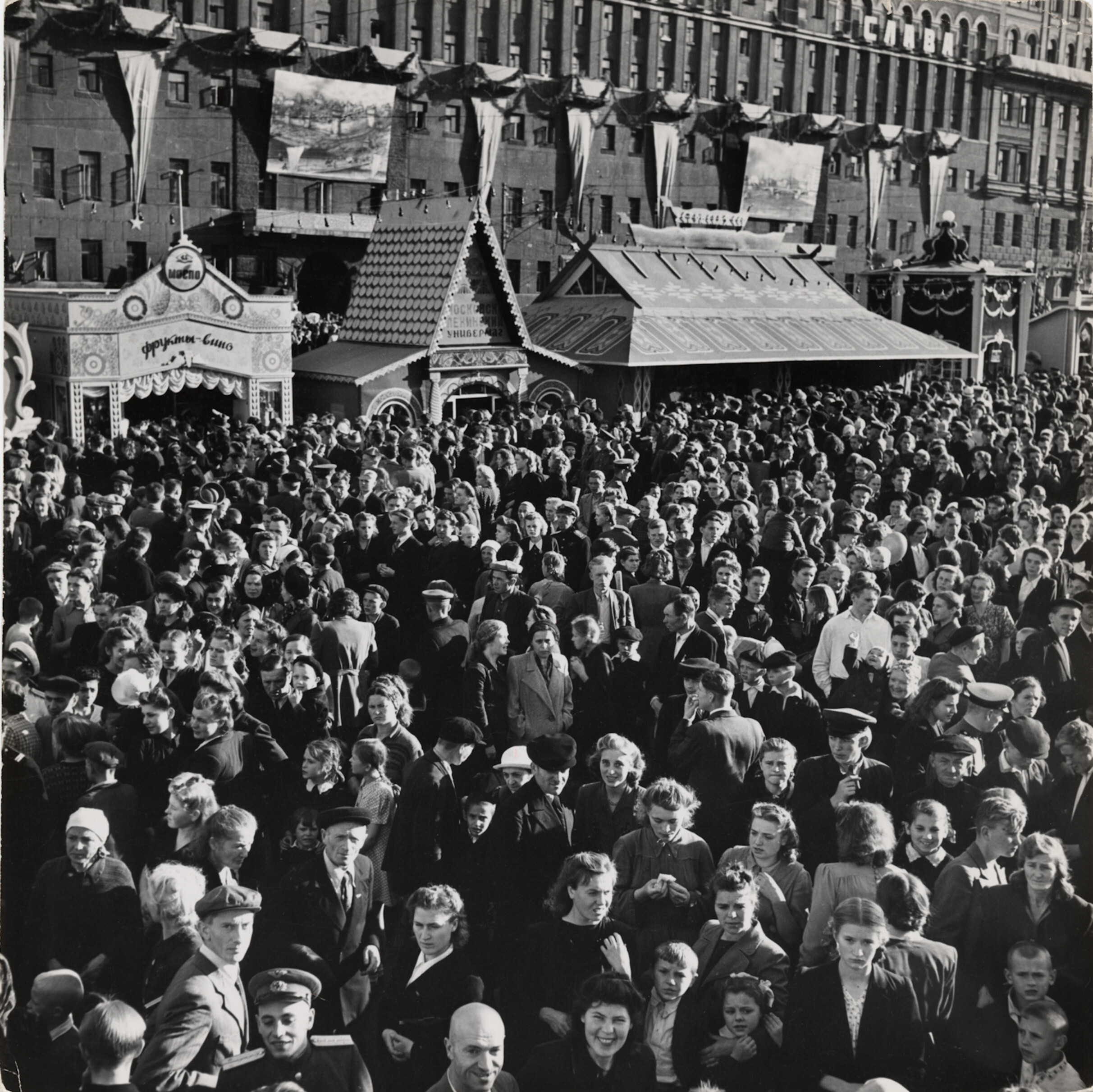 Люди на Красной площади во время празднования годовщины Москвы, Москва, 1947 год. Фотограф Роберт Капа