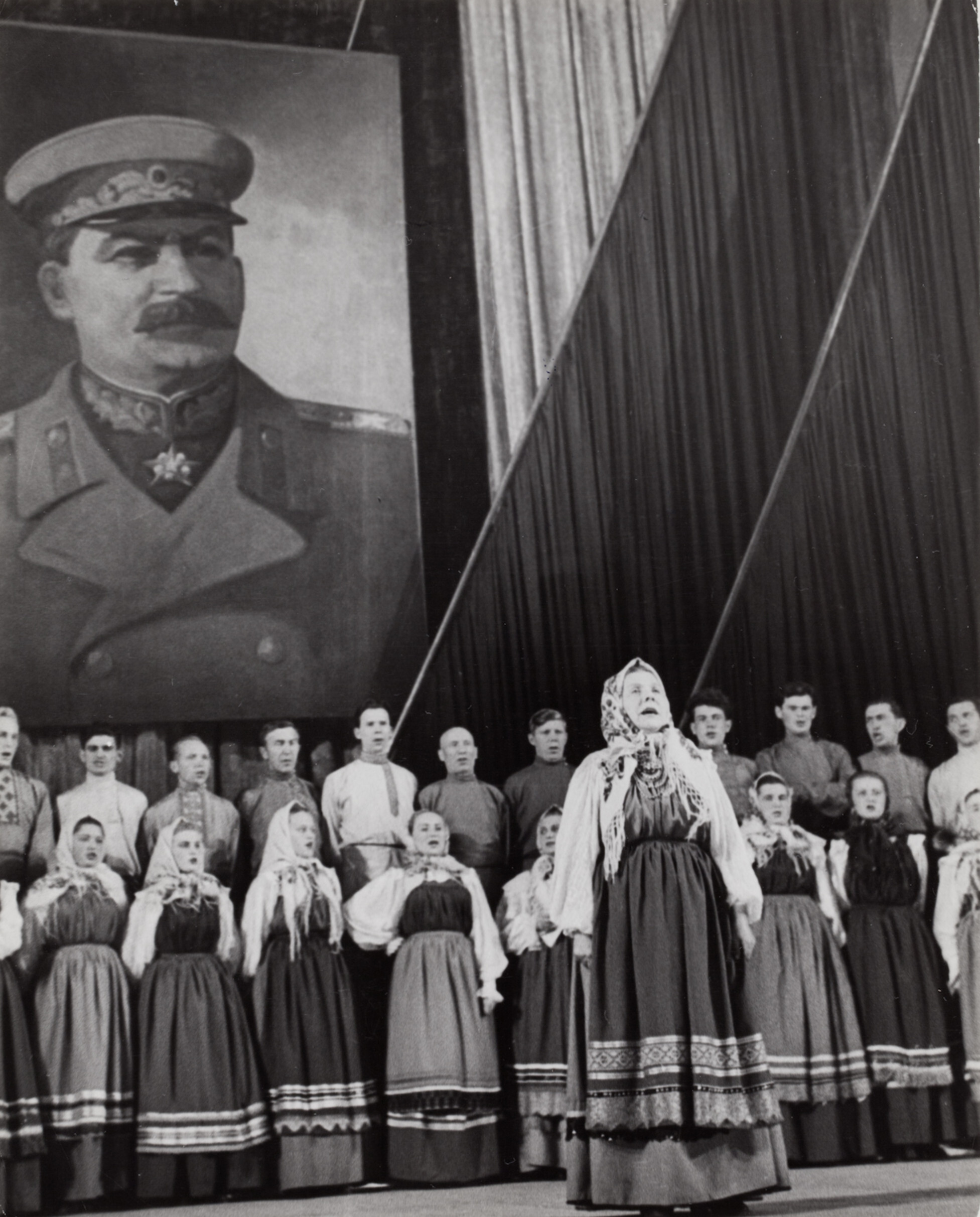 Традиционные народные песни в зале Чайковского, Москва, 1947 год. Фотограф Роберт Капа