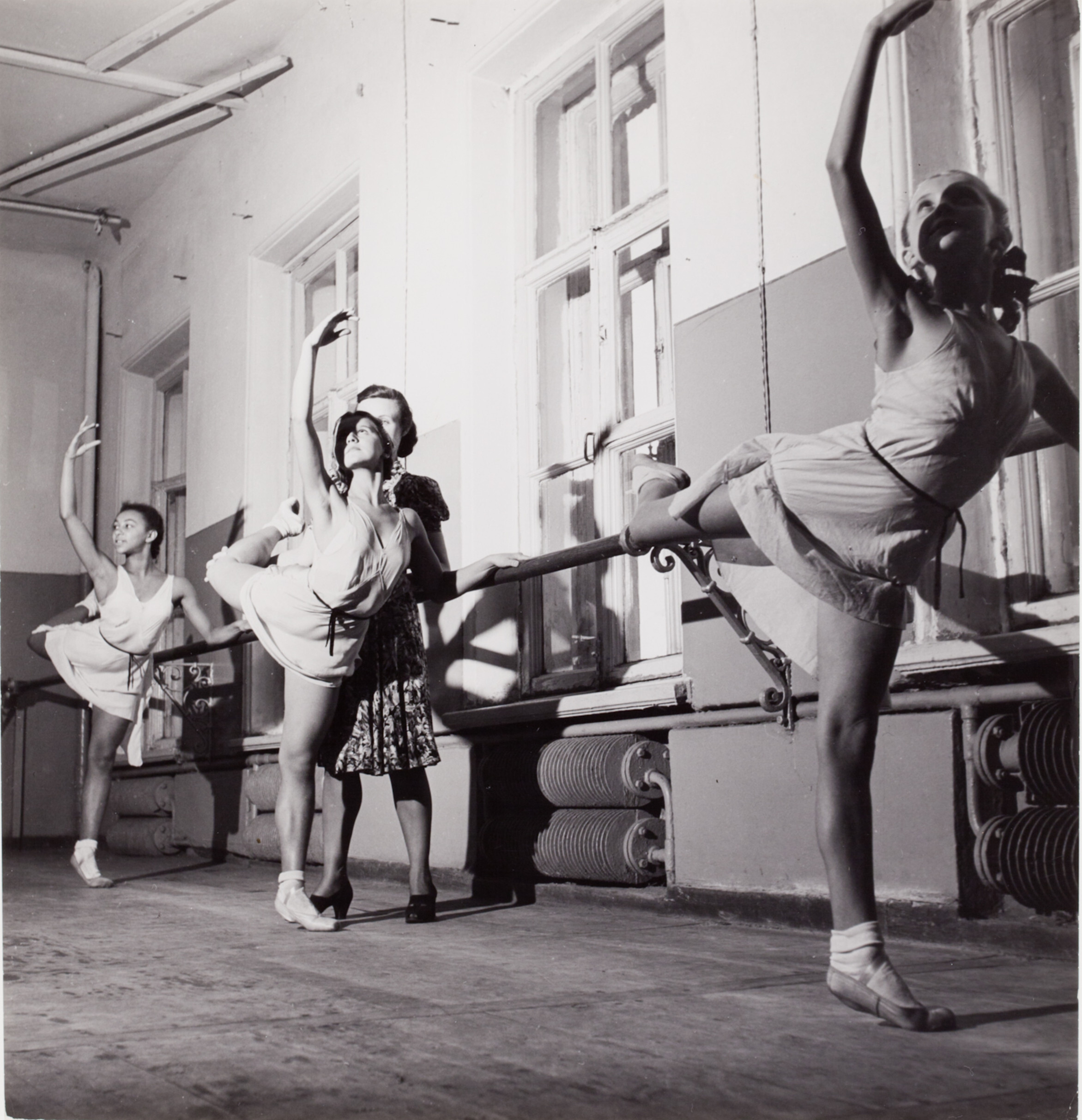 Урок балета у станка, Москва, 1947 год. Фотограф Роберт Капа