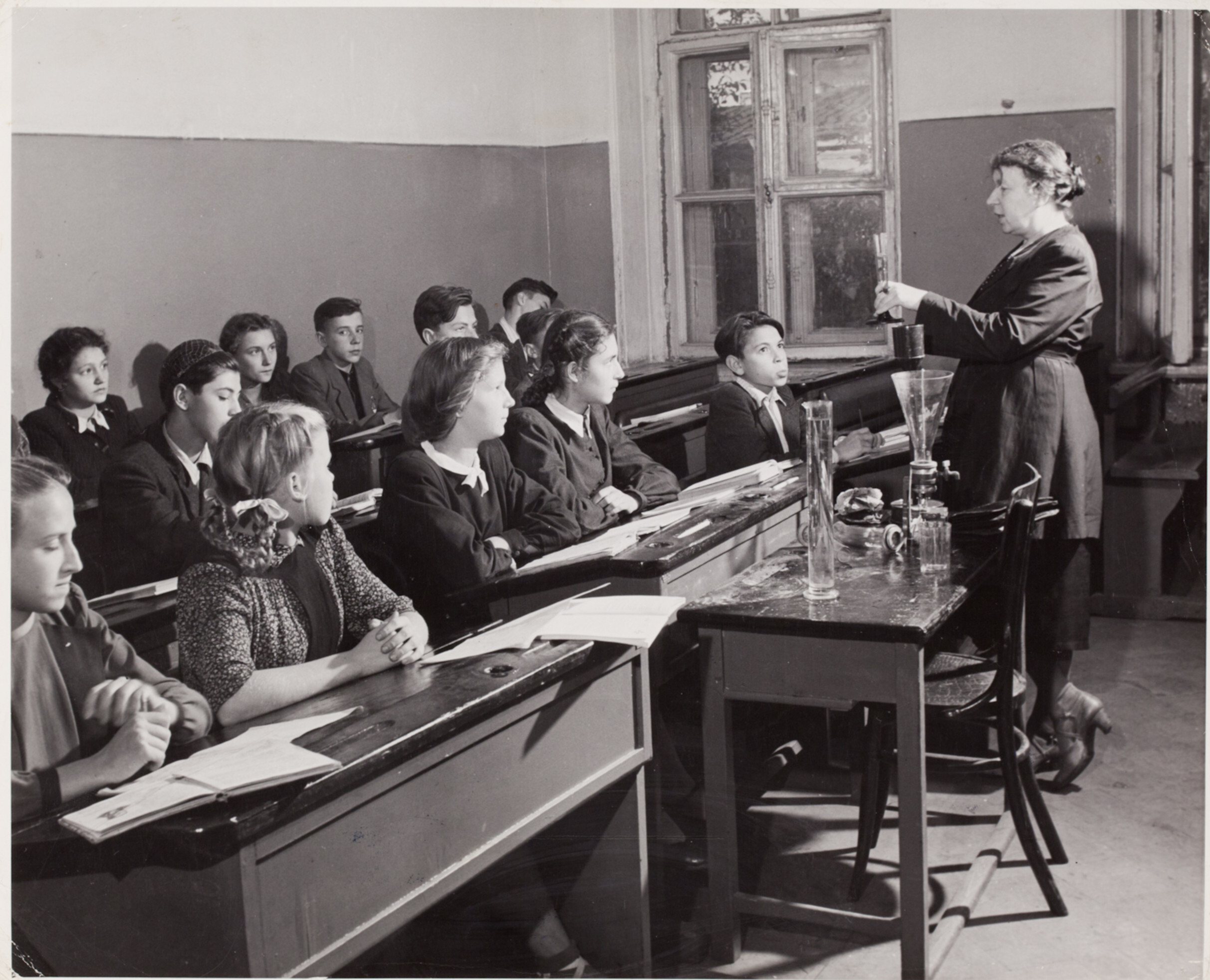 Учитель инструктирует учеников, Москва, 1947 год. Фотограф Роберт Капа