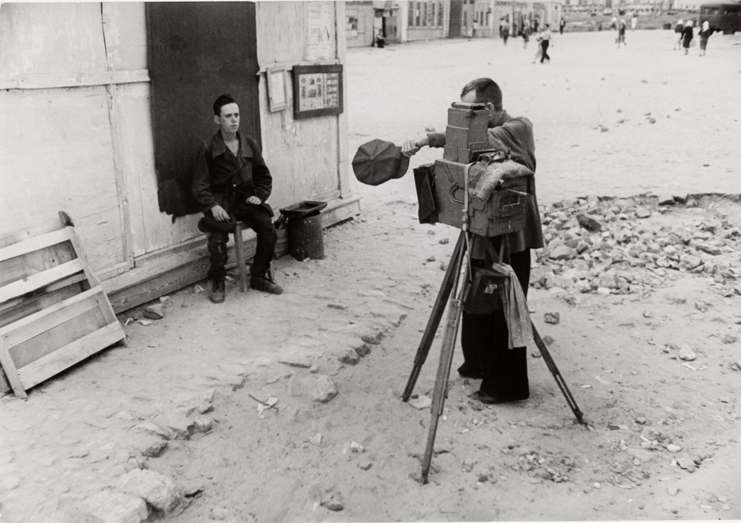 Фотограф снимает новобранца, Сталинград, СССР, 1947 год. Фотограф Роберт Капа