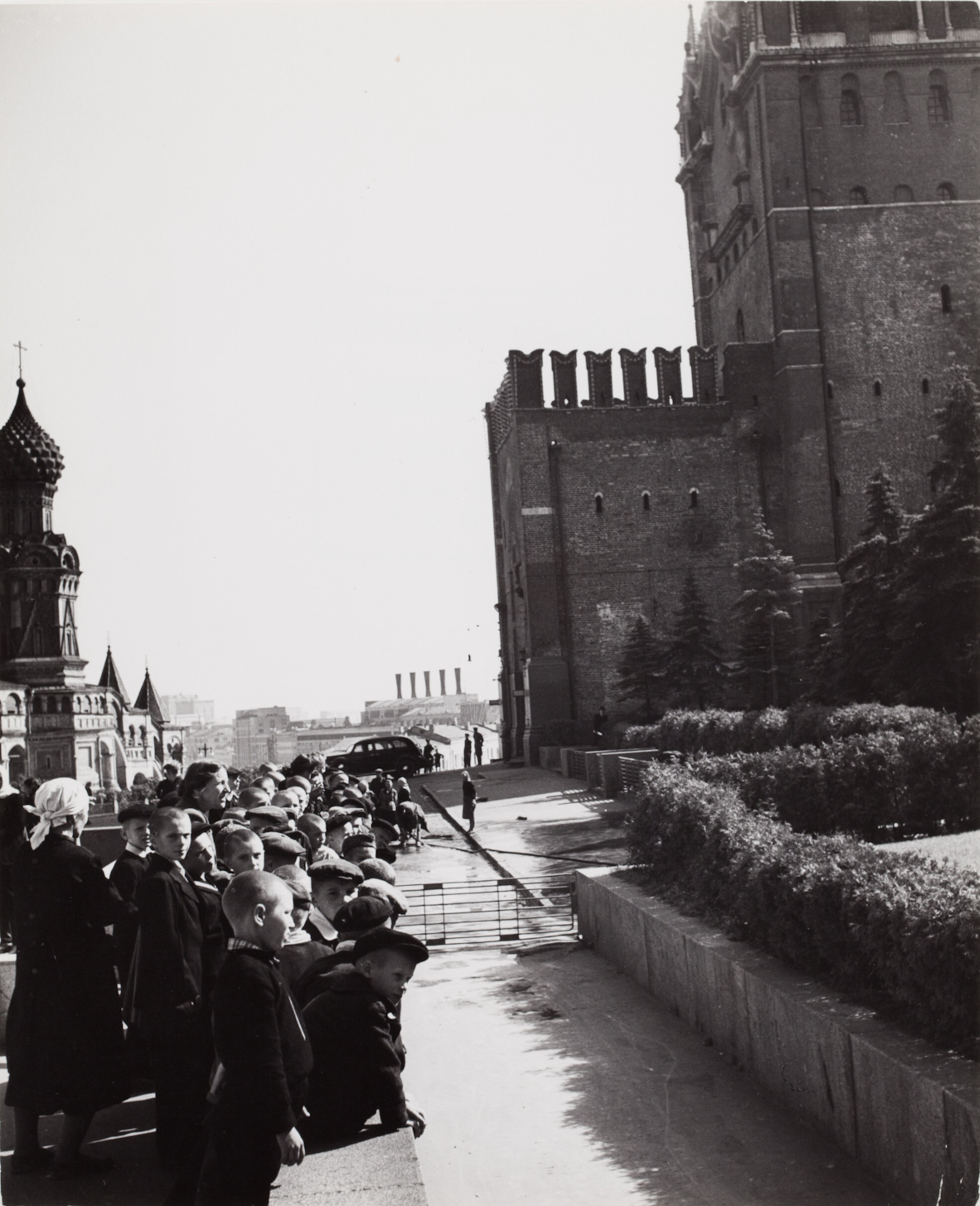 Школьники у Кремля, Москва, 1947 год. Фотограф Роберт Капа