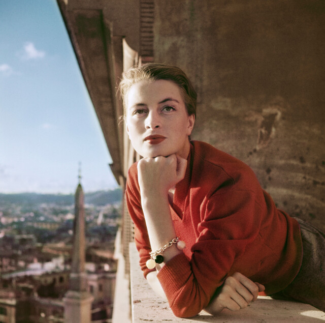 Капуцин, французская модель и актриса, на балконе, Рим, август 1951 года.  Фотограф Роберт Капа