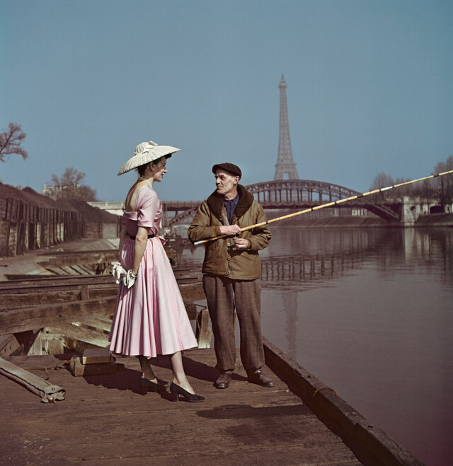 Модель в Dior на берегу Сены, Париж, 1948 год.  Фотограф Роберт Капа