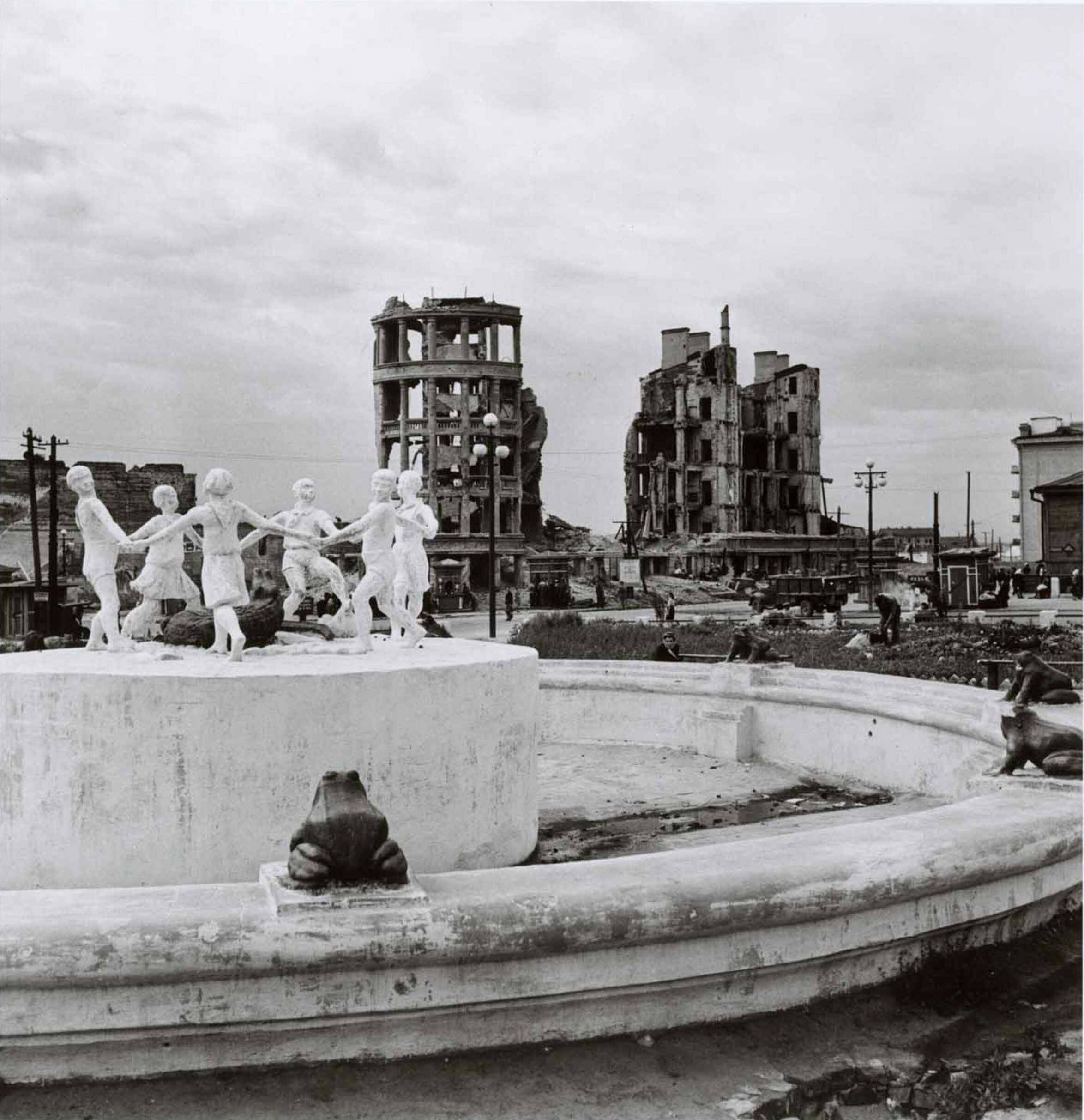 Фонтан, Сталинград, август 1947 года. Фотограф Роберт Капа