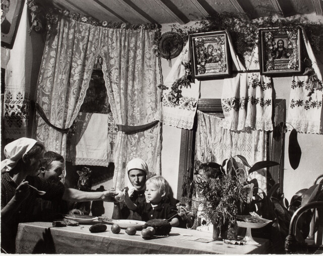 Семьи колхозников обедают в своем доме, Украинская Республика, СССР, 1947 год. Фотограф Роберт Капа