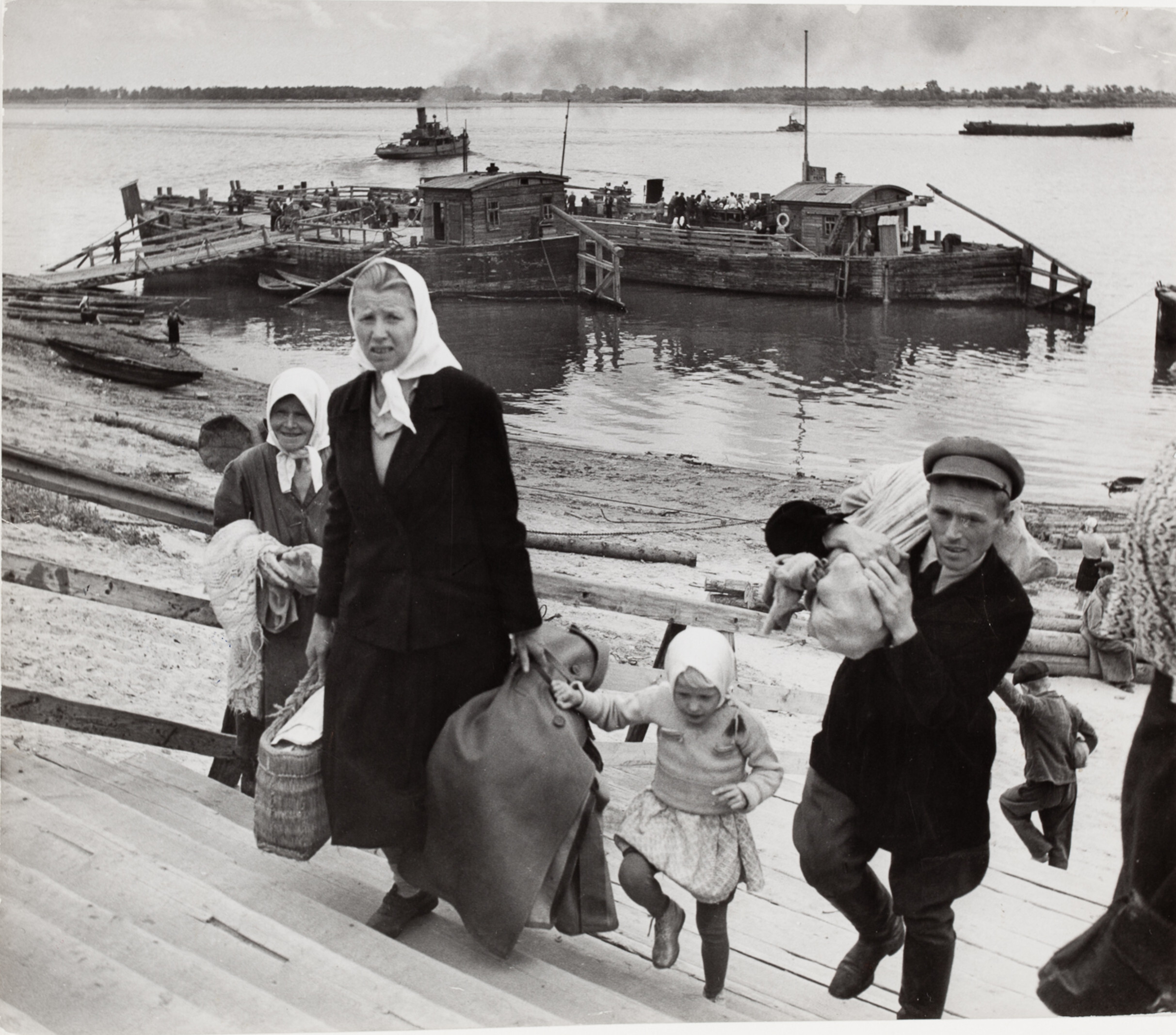 Семья прибывает на лодке в Сталинград, СССР, 1947 год. Фотограф Роберт Капа