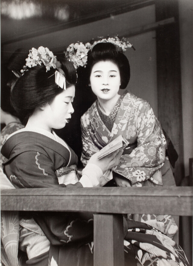 Женщины читают в традиционных костюмах, Киото, Япония, апрель 1954 года. Фотограф Роберт Капа