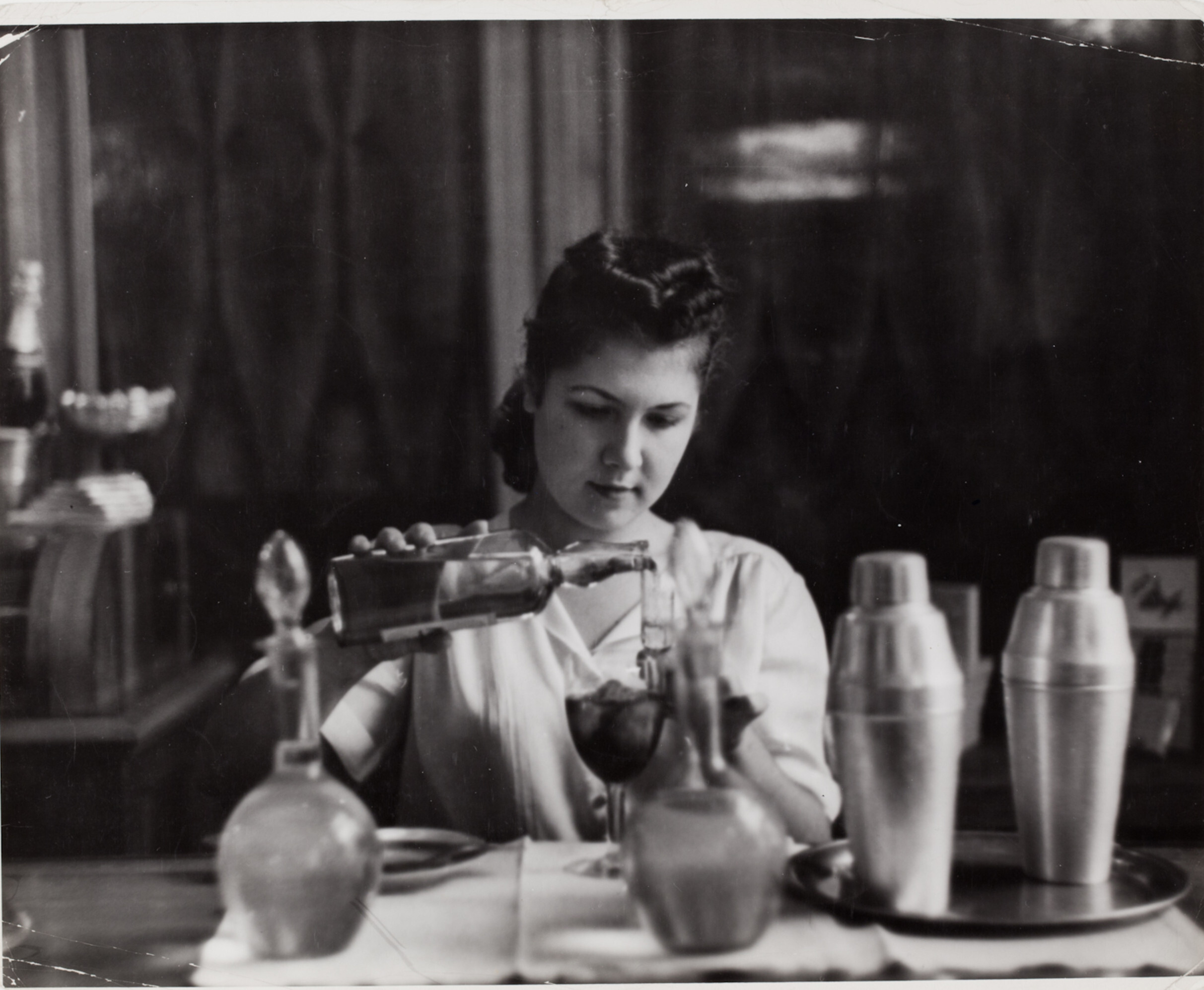 Бармен готовит коктейль, Киев, 1947 год. Фотограф Роберт Капа