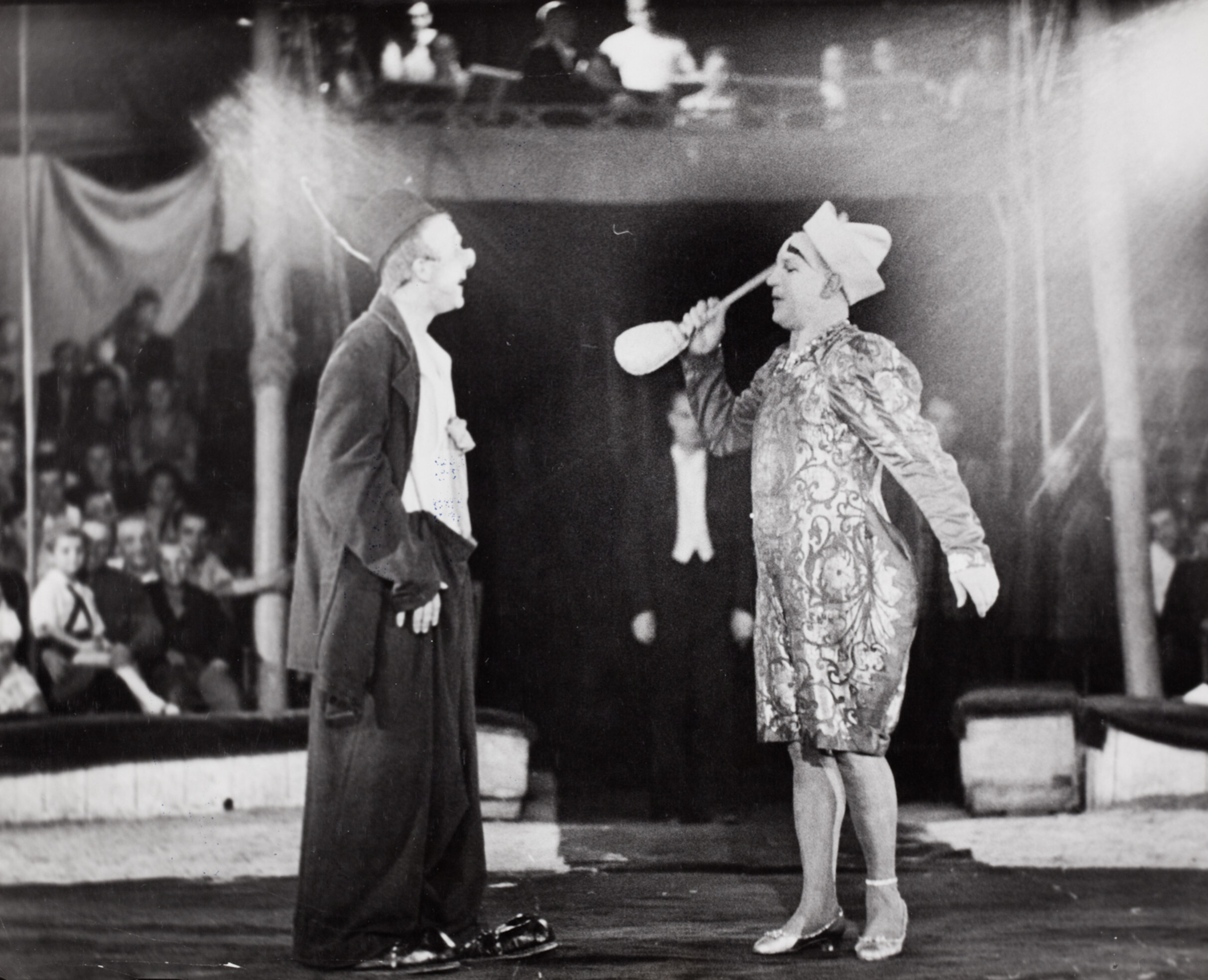 Два клоуна выступают в цирке, Киев, 1947 год. Фотограф Роберт Капа