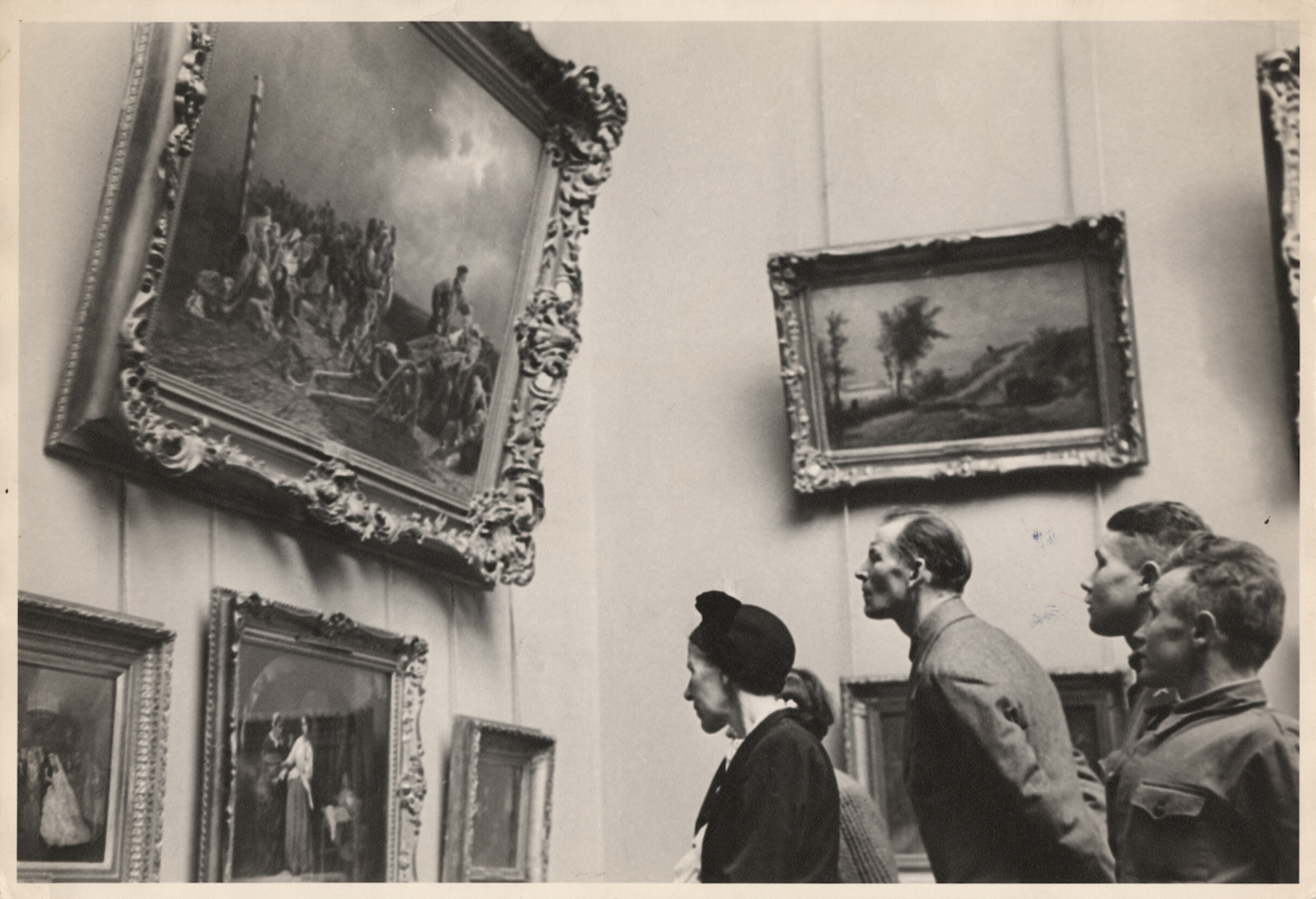 Толпа рассматривает картины в Третьяковской галерее, Москва, 1947 год. Фотограф Роберт Капа