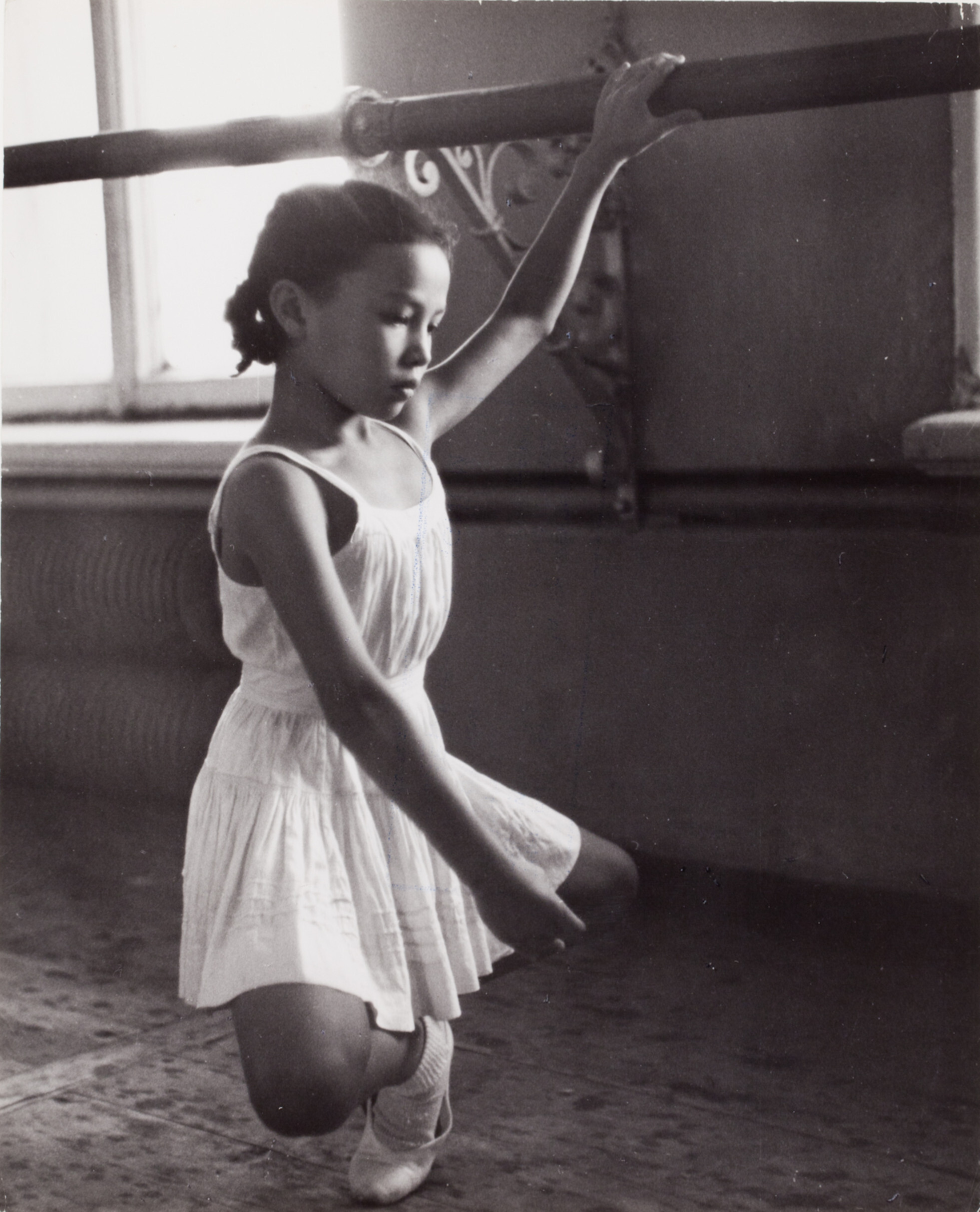 Юная балерина занимается у станка, балетная школа Большого театра, Москва, 1947 год. Фотограф Роберт Капа