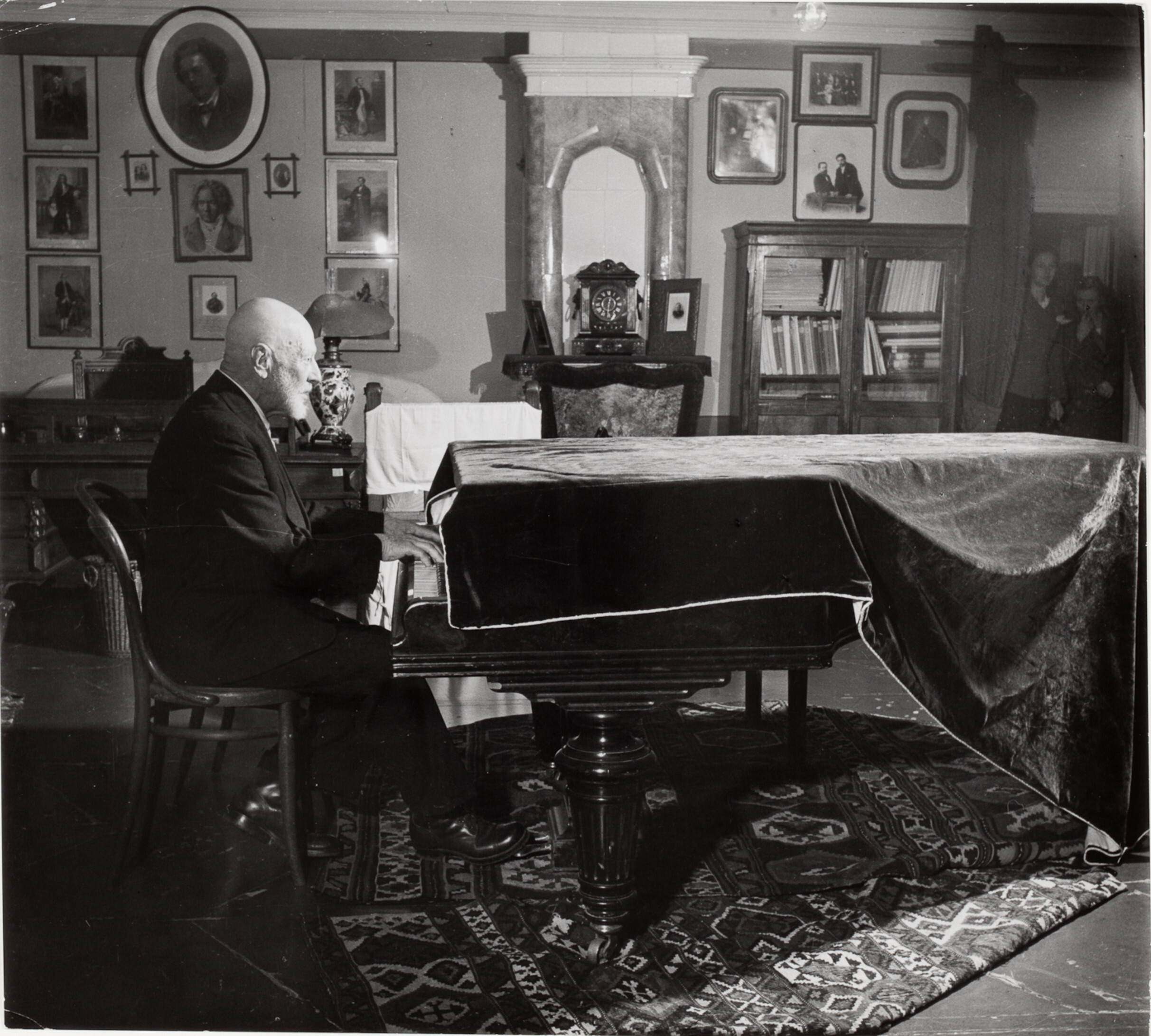 Мужчина играет на пианино в гостиной Дома Чайковского, СССР, 1947 год. Фотограф Роберт Капа